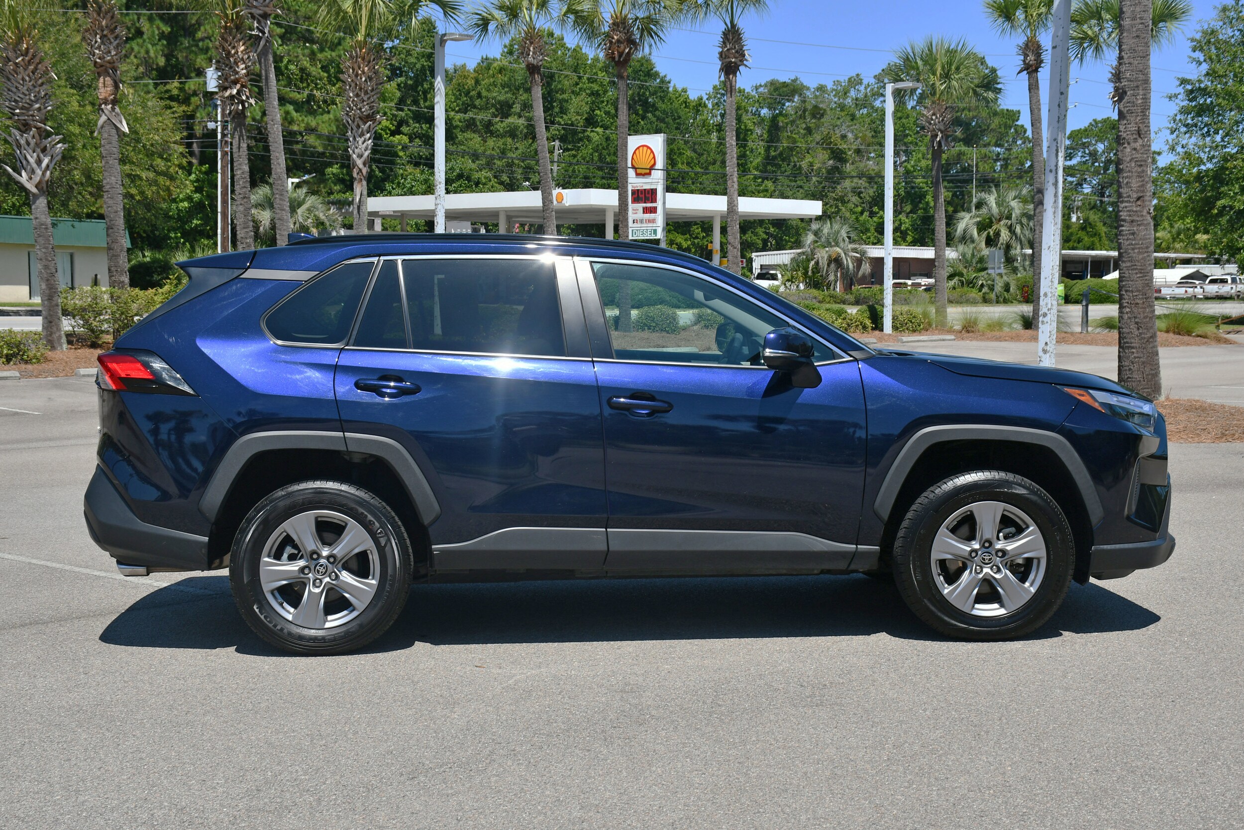 2024 Toyota RAV4 XLE photo 2