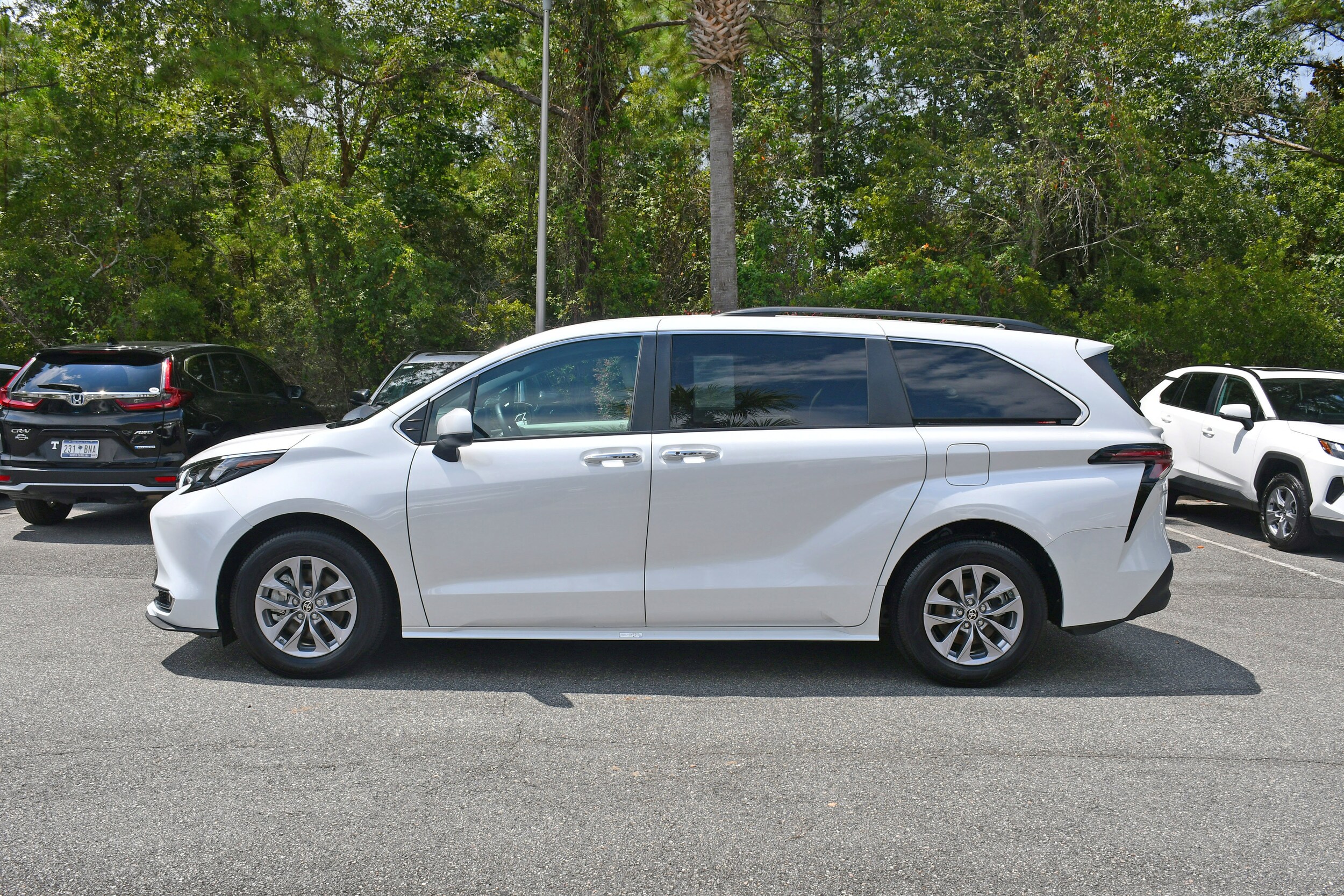 2024 Toyota Sienna XLE photo 2