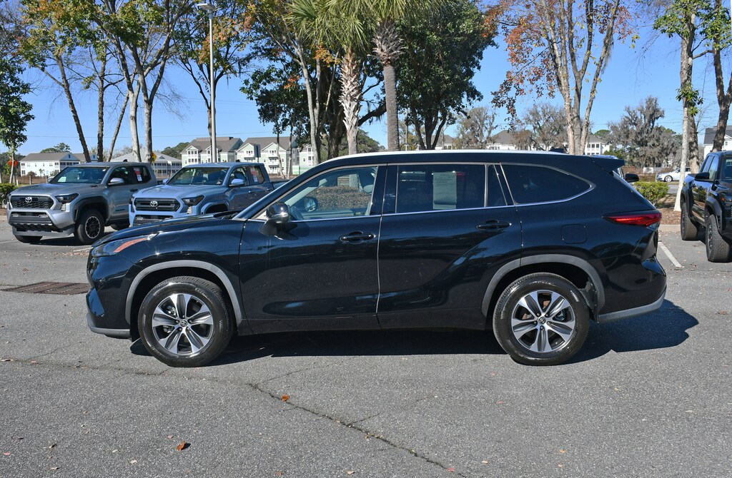 Used 2022 Toyota Highlander XLE XLE FWD
