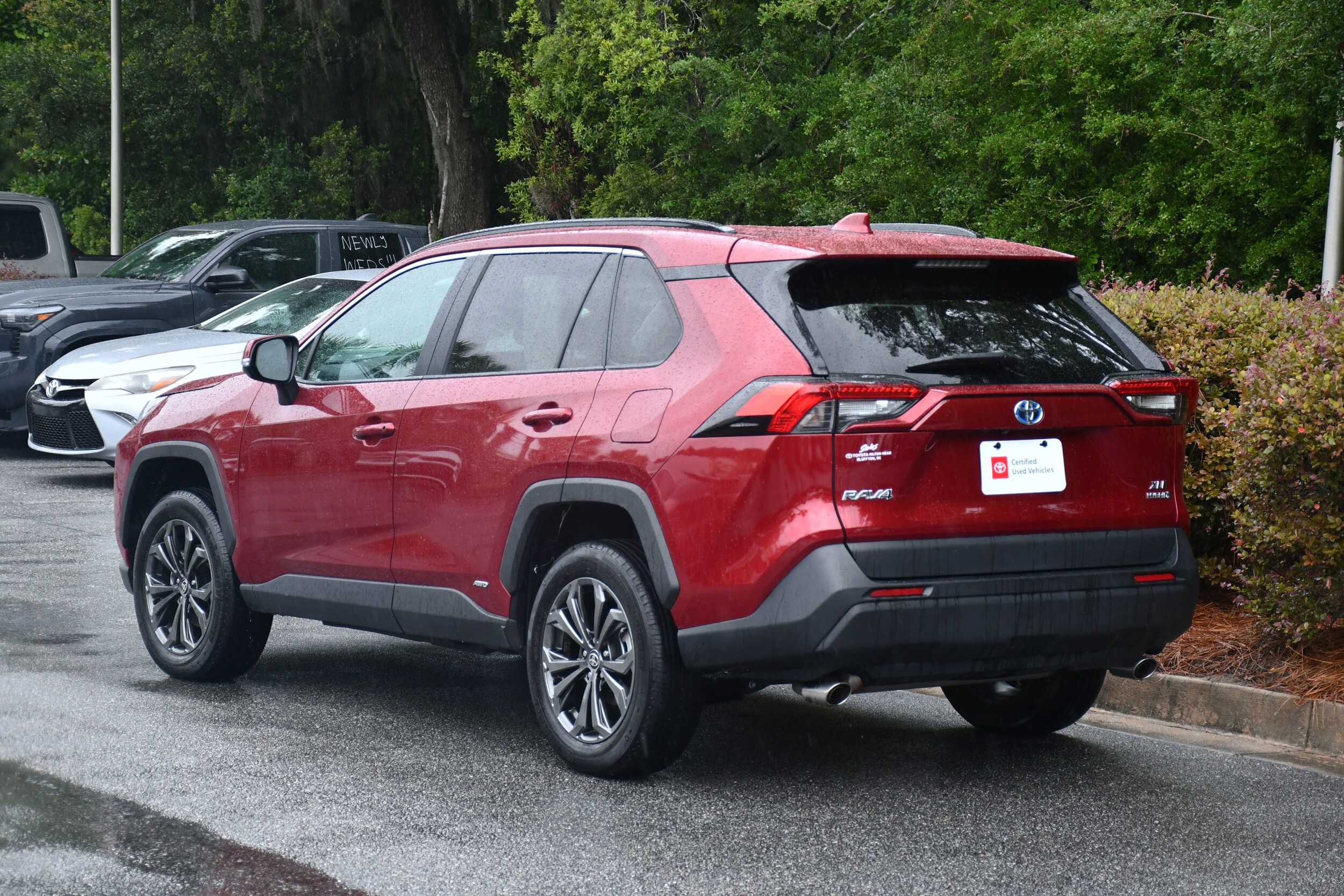 2022 Toyota RAV4 Hybrid XLE Premium photo 3