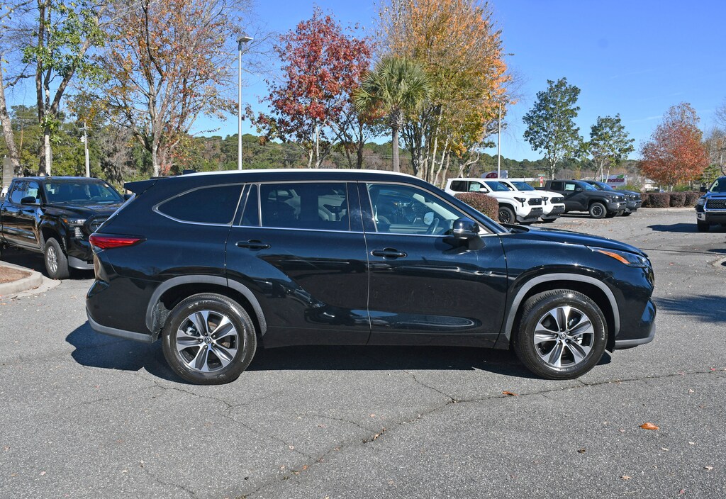 Used 2022 Toyota Highlander XLE XLE FWD