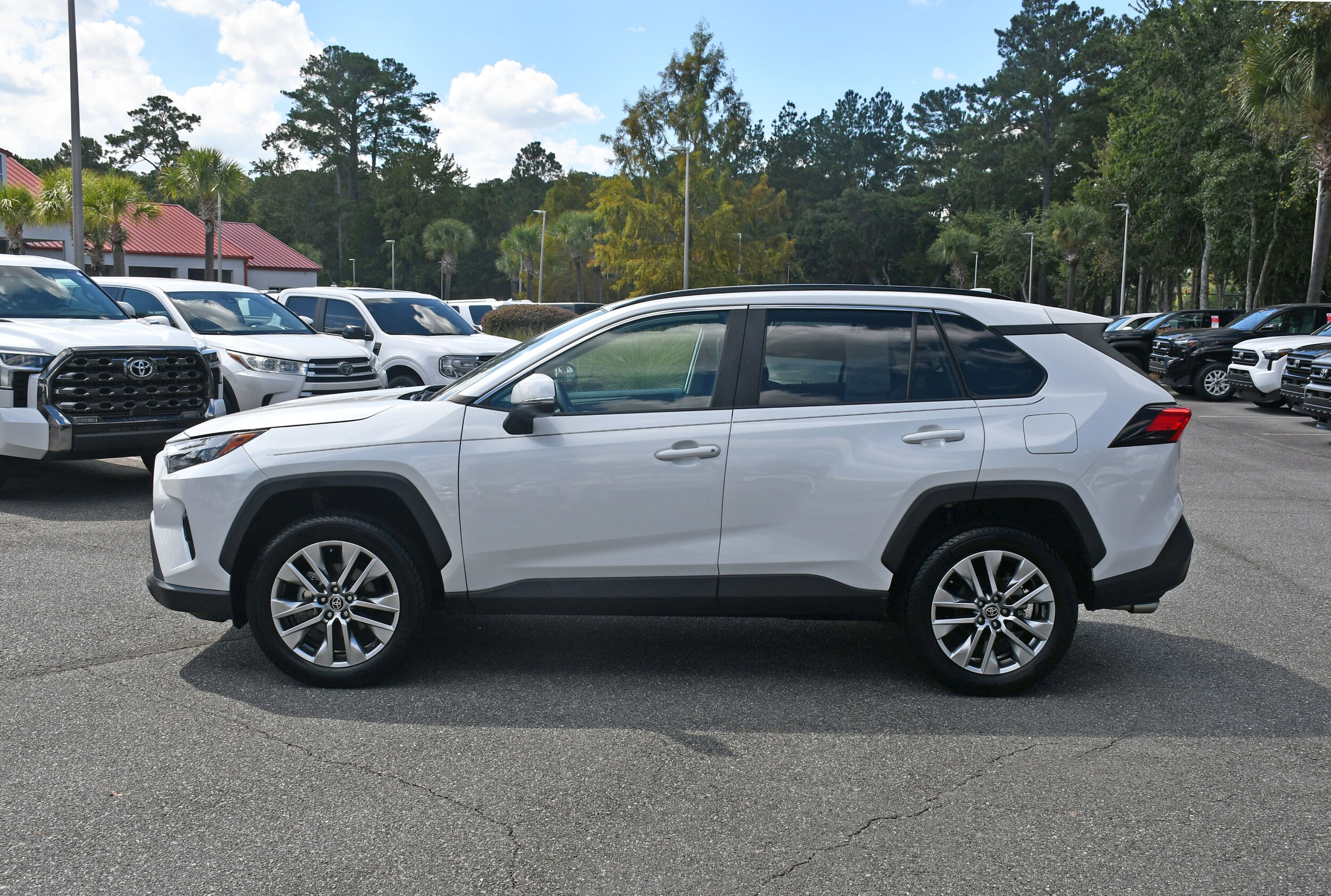 2023 Toyota RAV4 XLE Premium photo 2