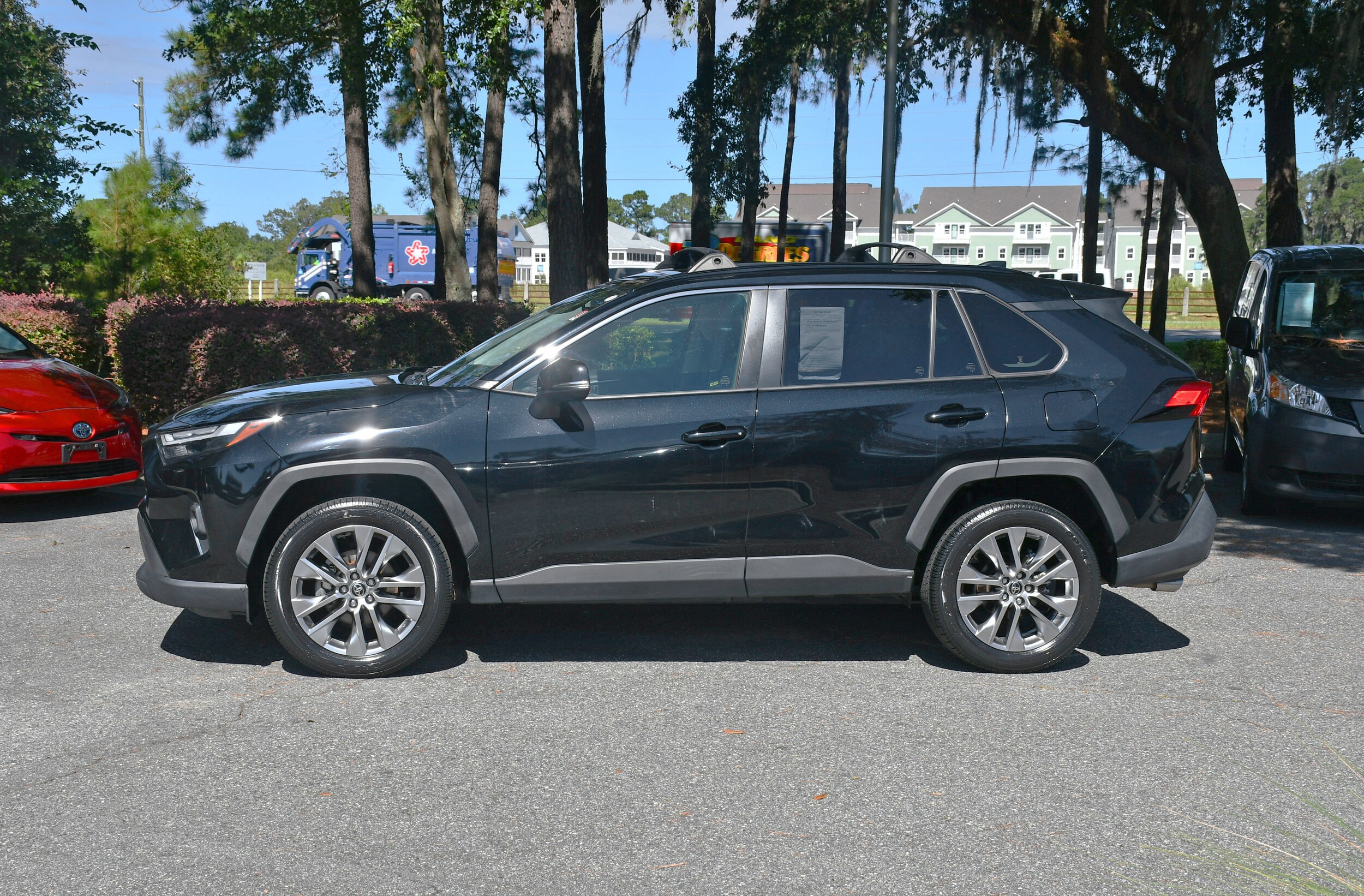 2022 Toyota RAV4 XLE Premium photo 2