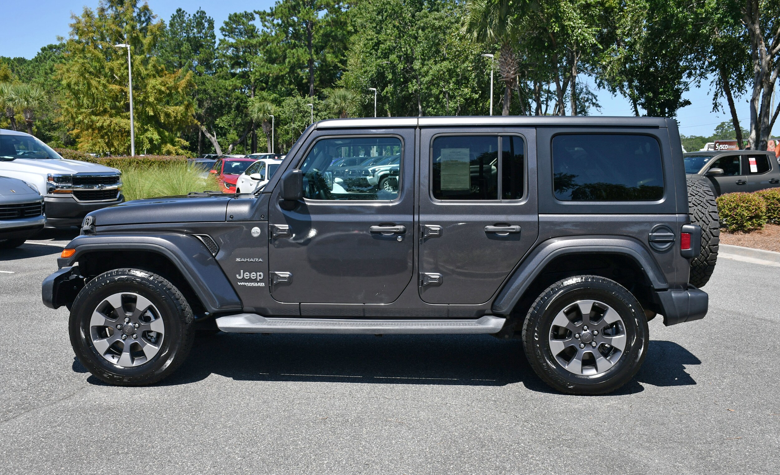 2019 Jeep Wrangler Unlimited Sahara photo 2