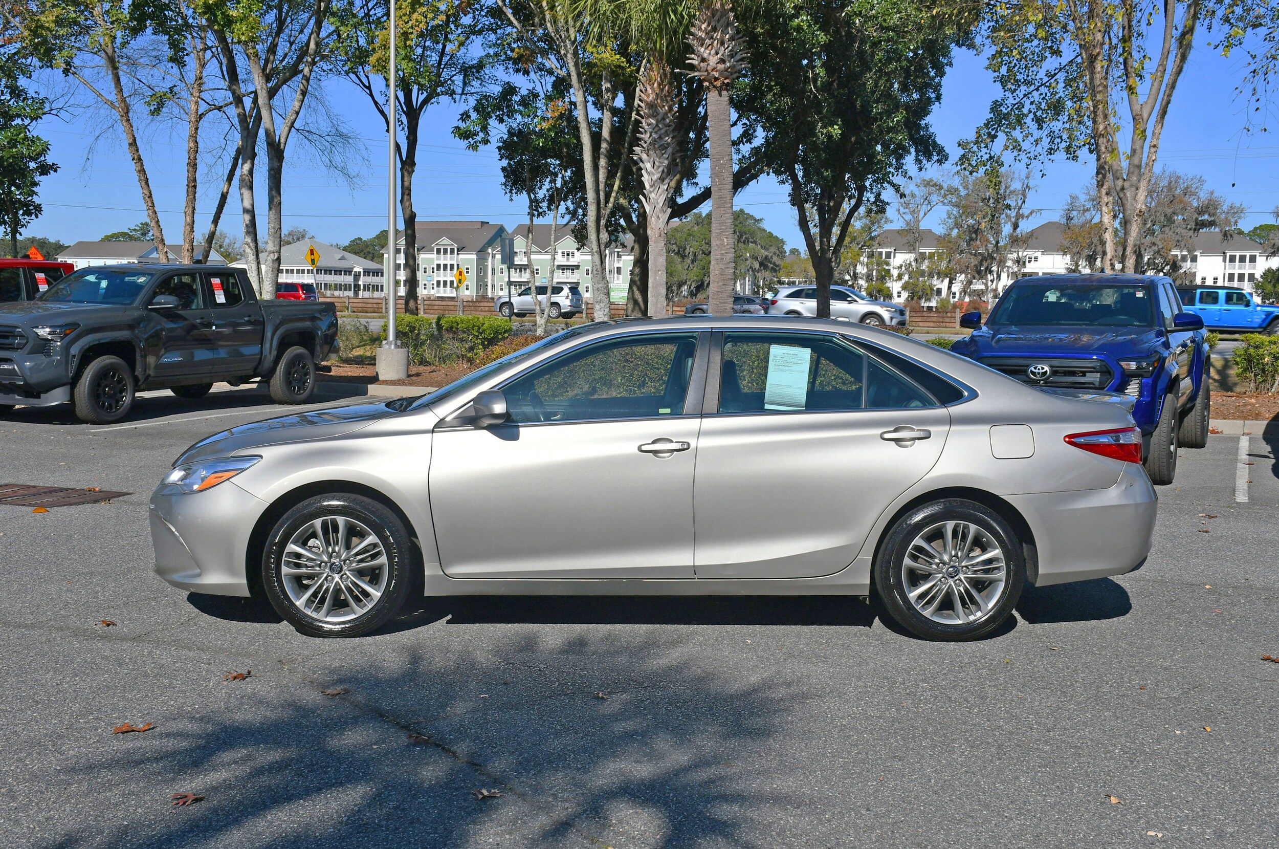2017 Toyota Camry SE photo 2