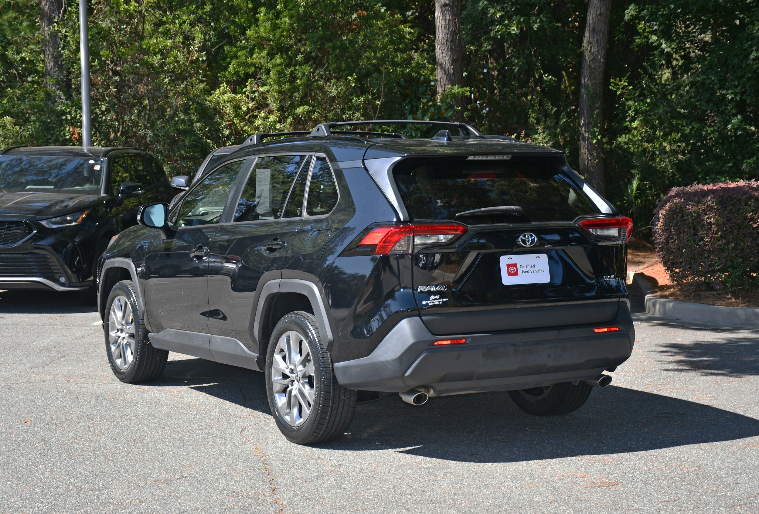 2022 Toyota RAV4 XLE Premium photo 3