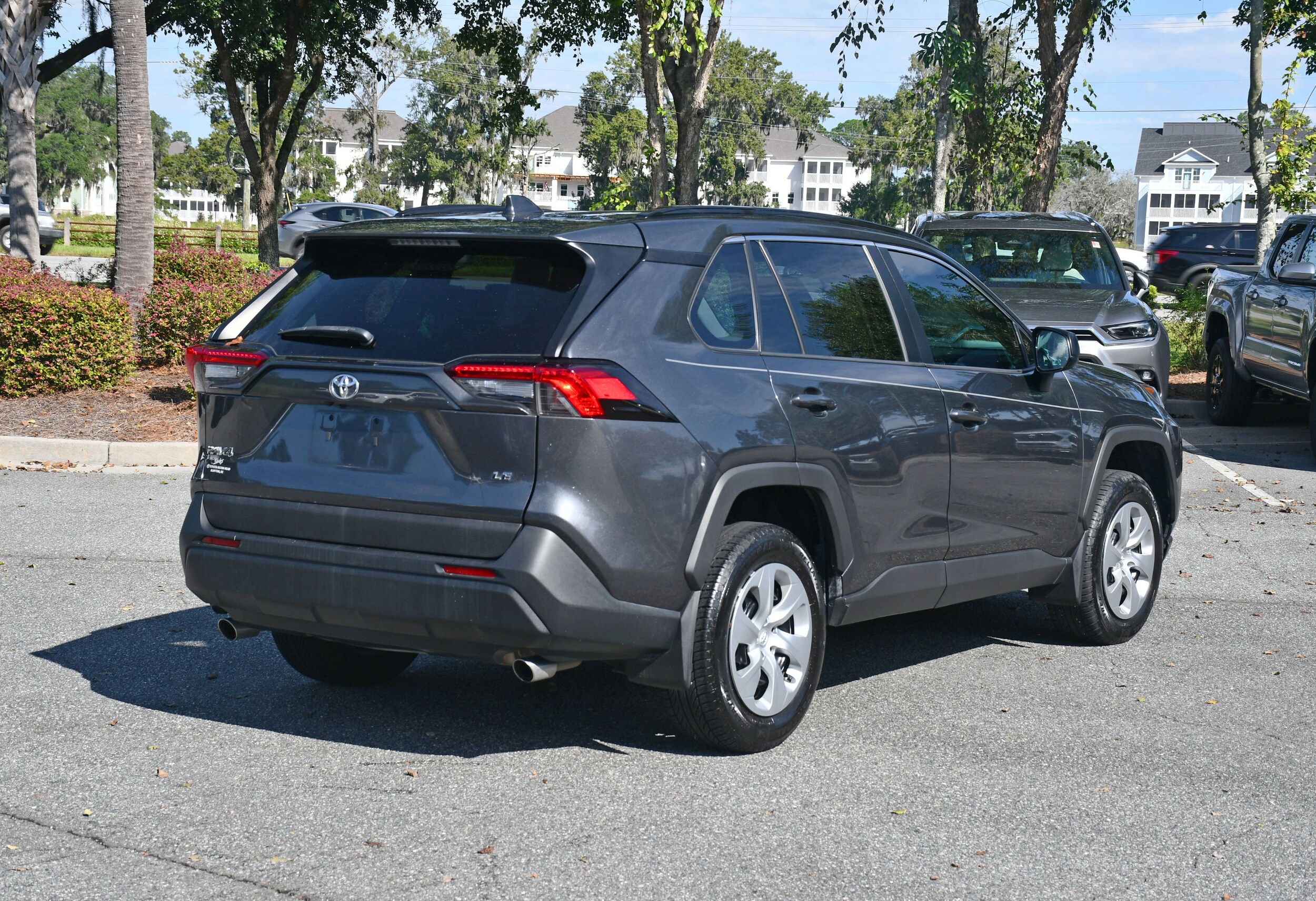 2020 Toyota RAV4 LE photo 4