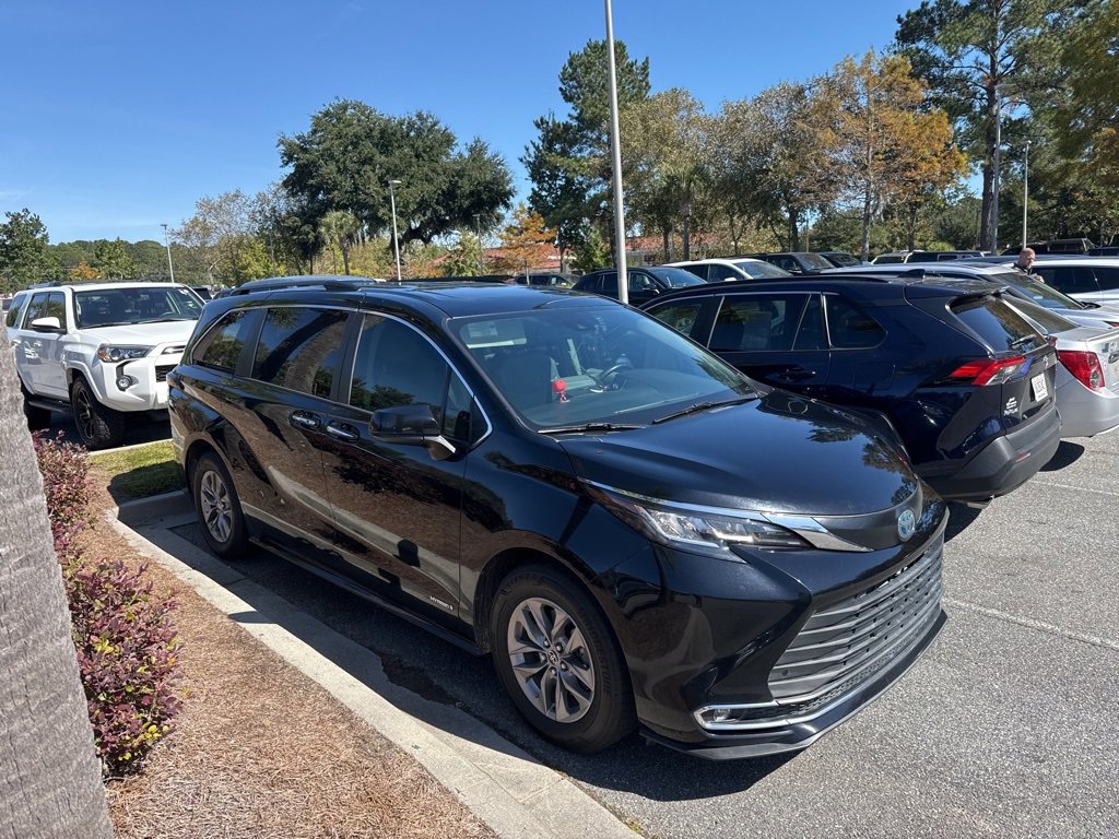 2021 Toyota Sienna XLE photo 2