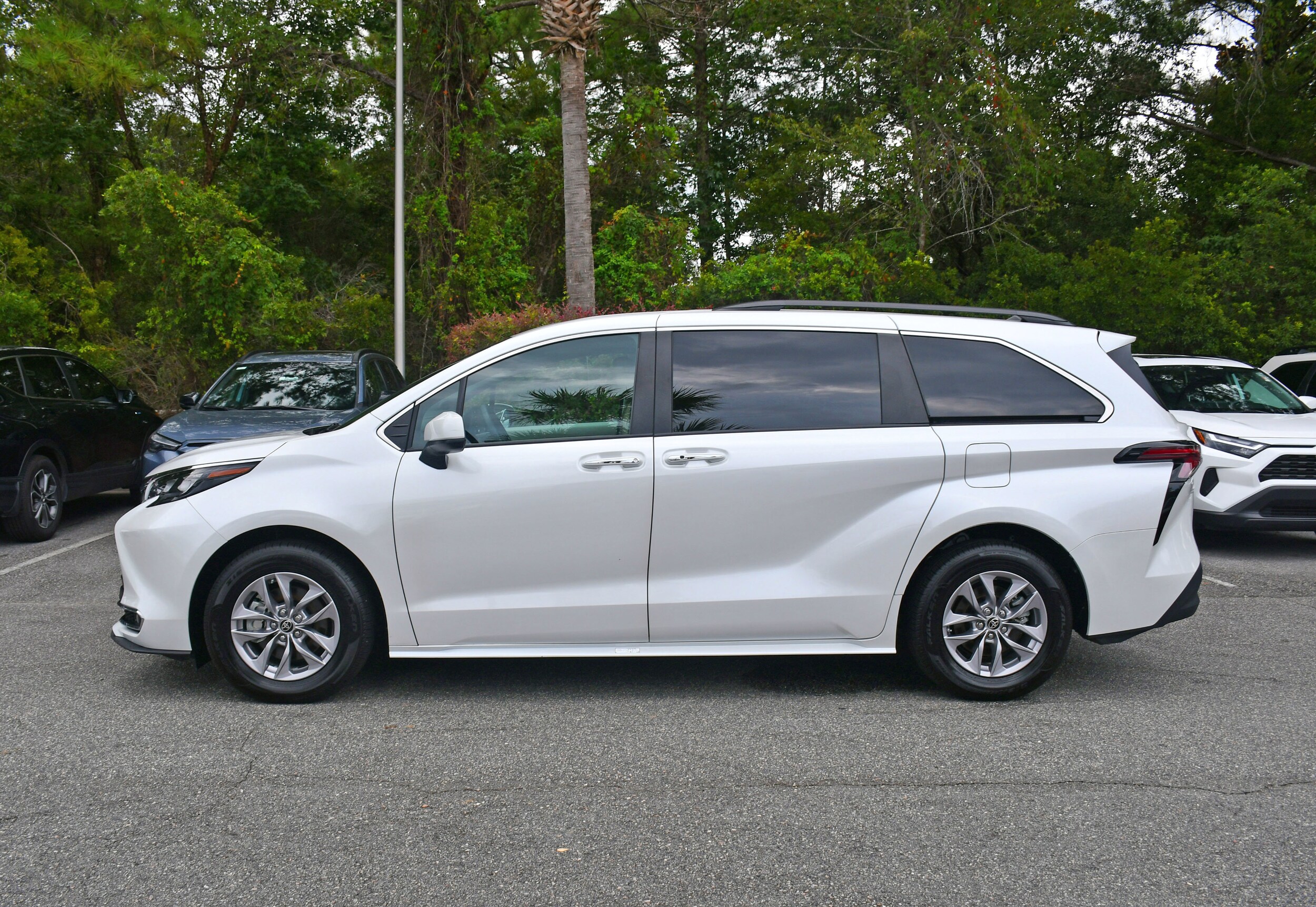2024 Toyota Sienna XLE photo 2