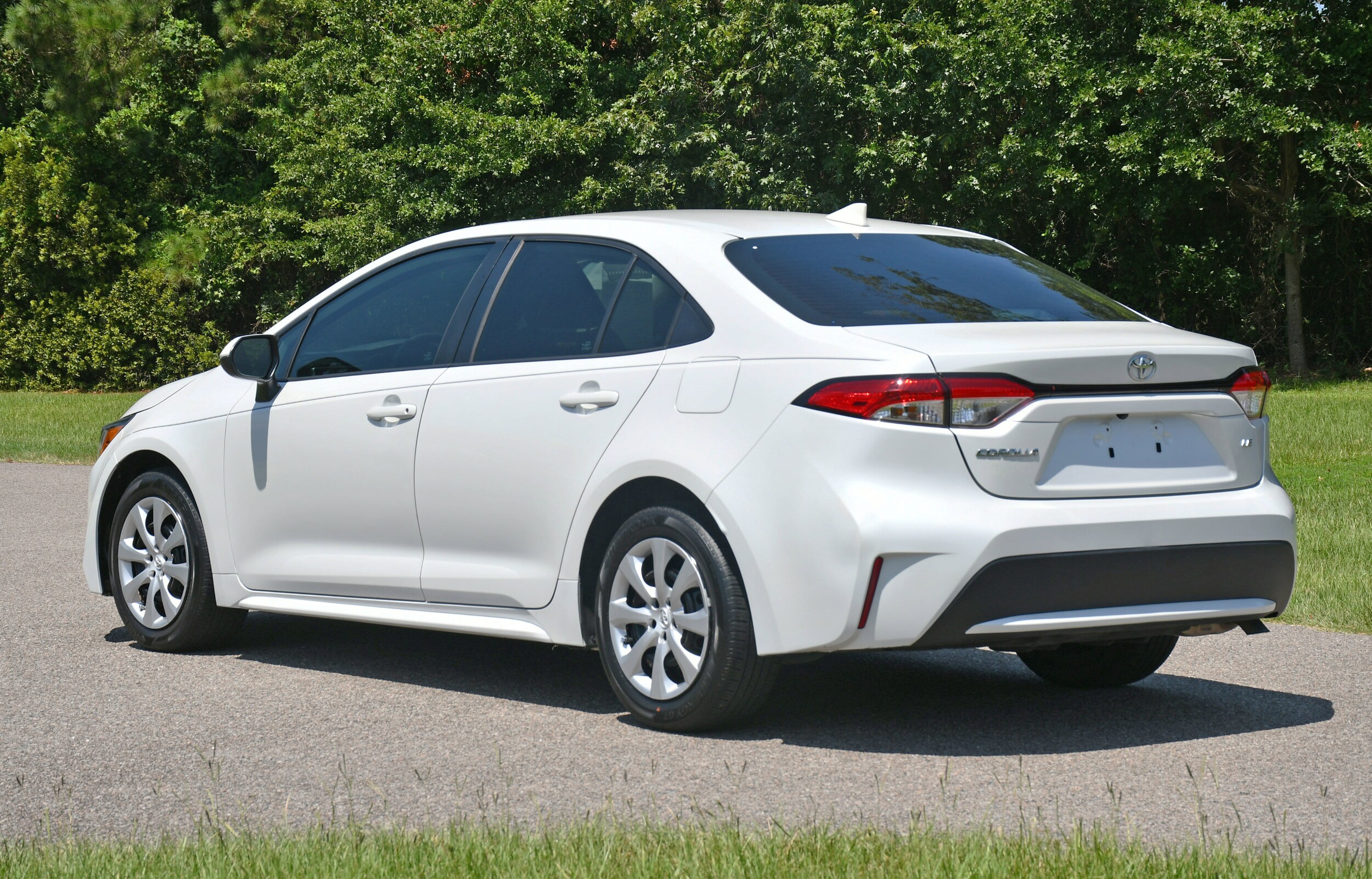2022 Toyota Corolla LE photo 3