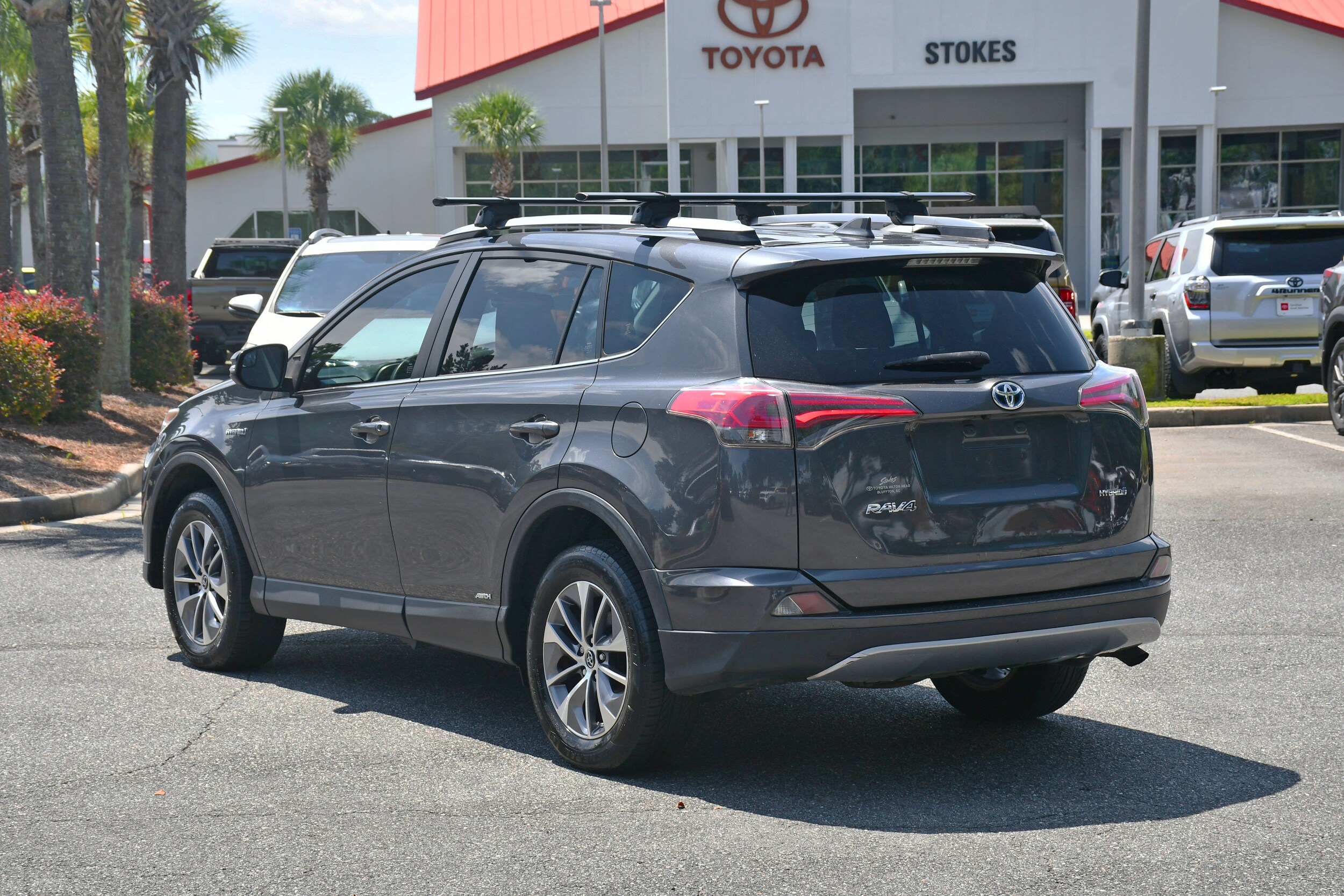 2018 Toyota RAV4 Hybrid LE photo 2