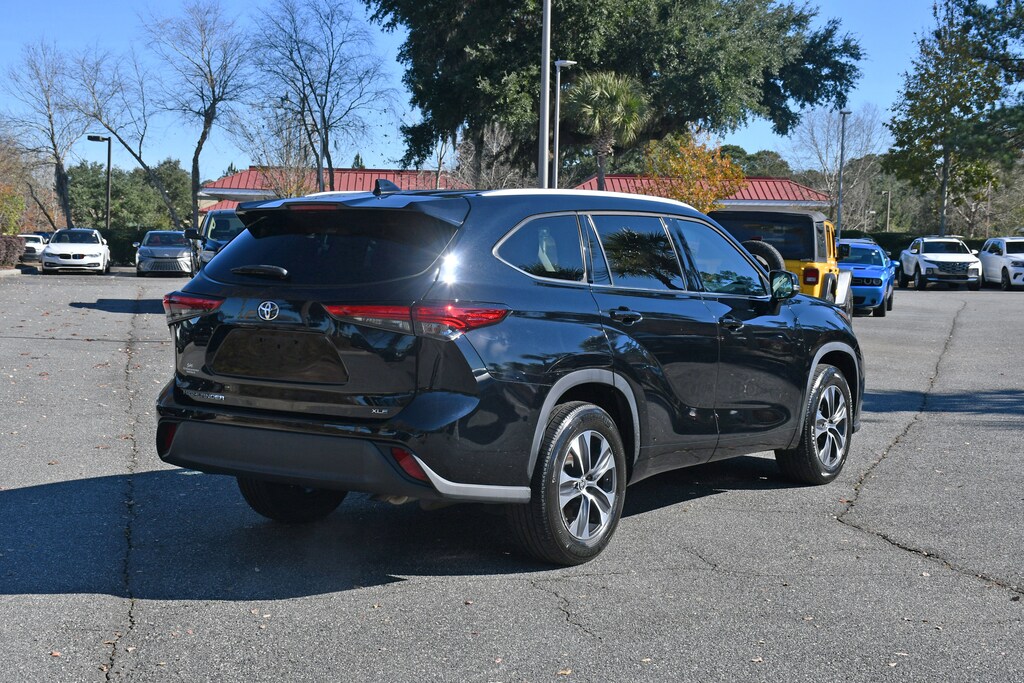 Used 2022 Toyota Highlander XLE XLE FWD