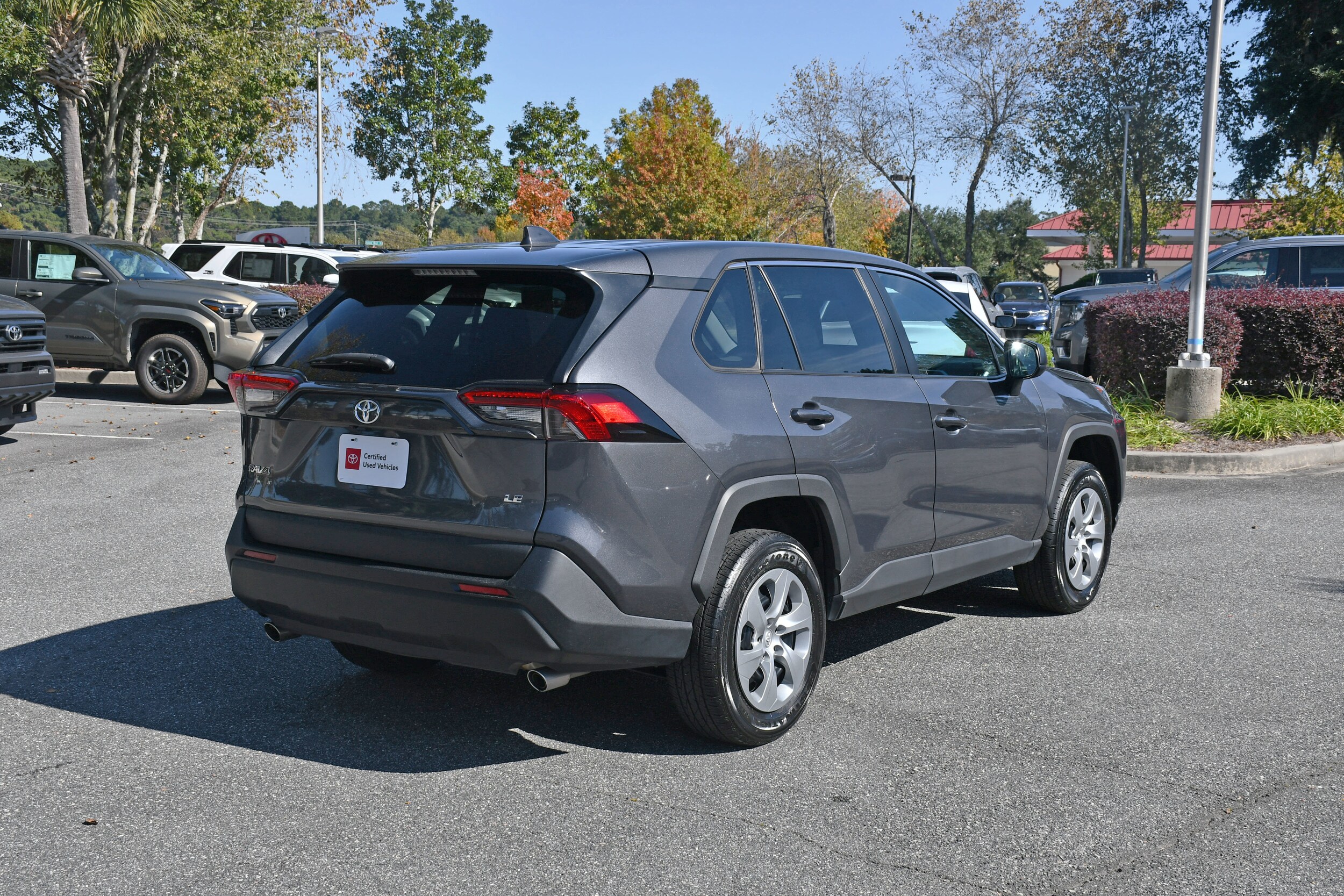 2022 Toyota RAV4 LE photo 4