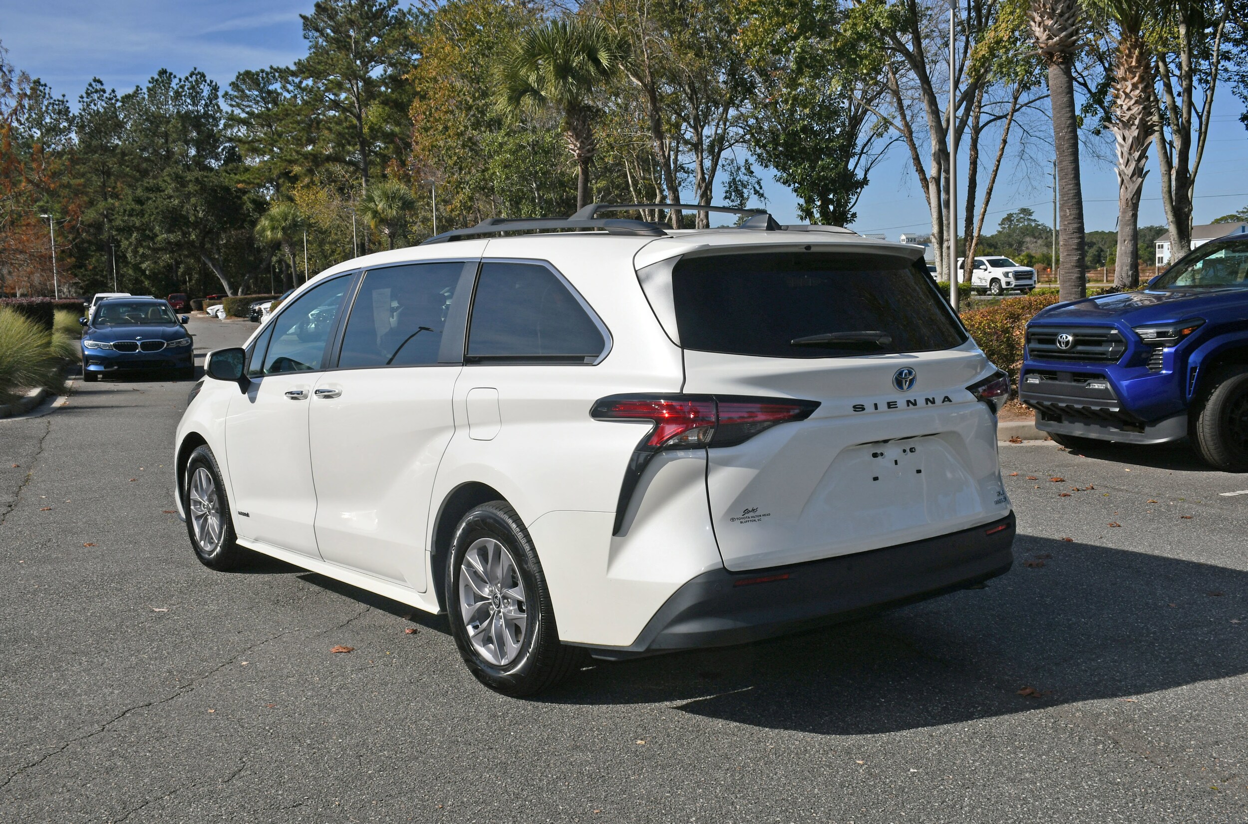 2021 Toyota Sienna XLE photo 2