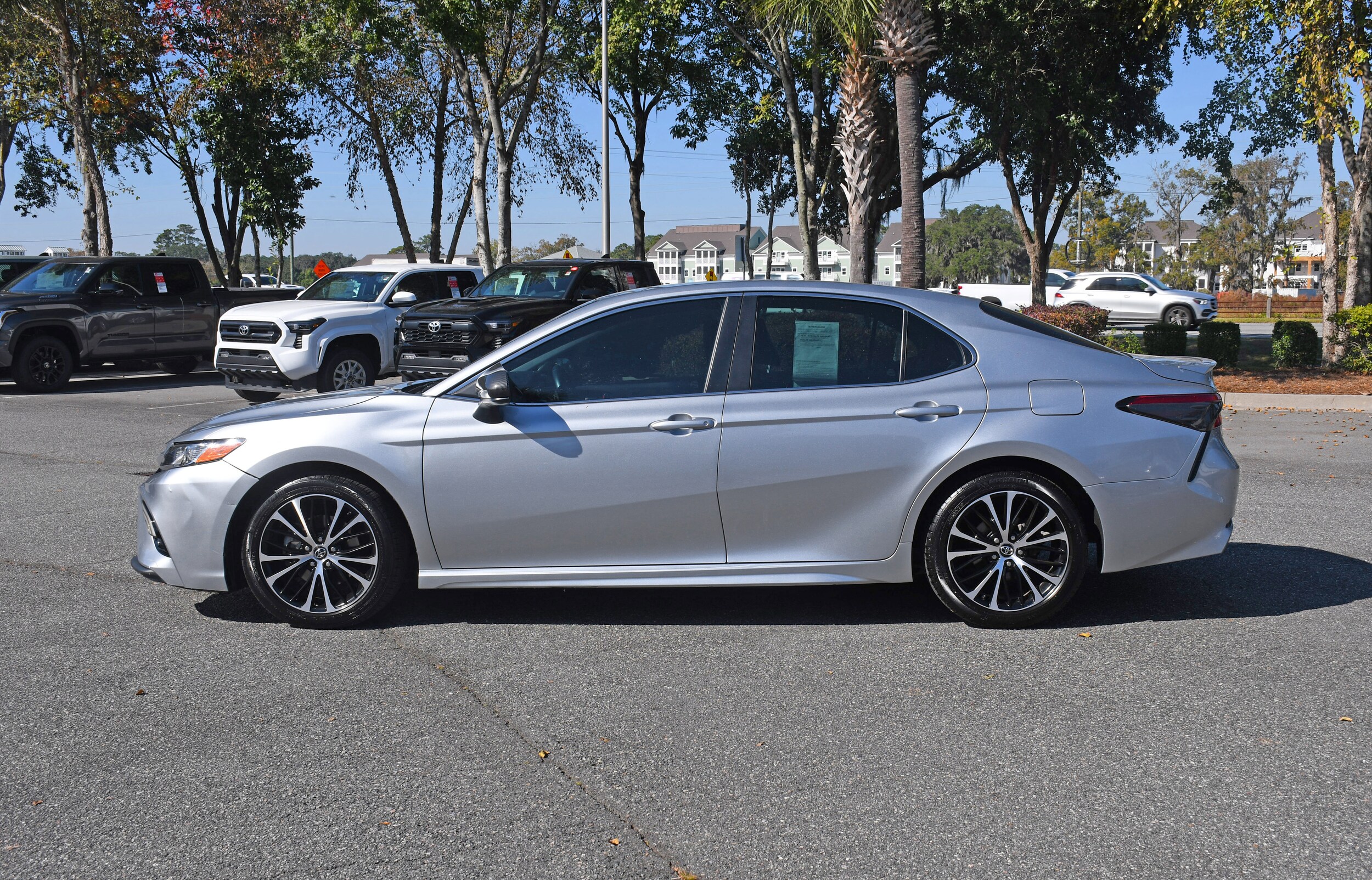 2018 Toyota Camry SE photo 2