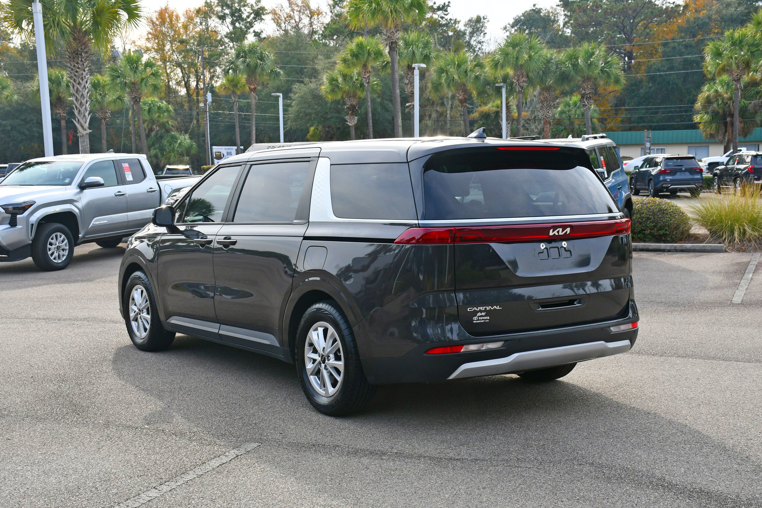 2023 Kia Carnival LX photo 3