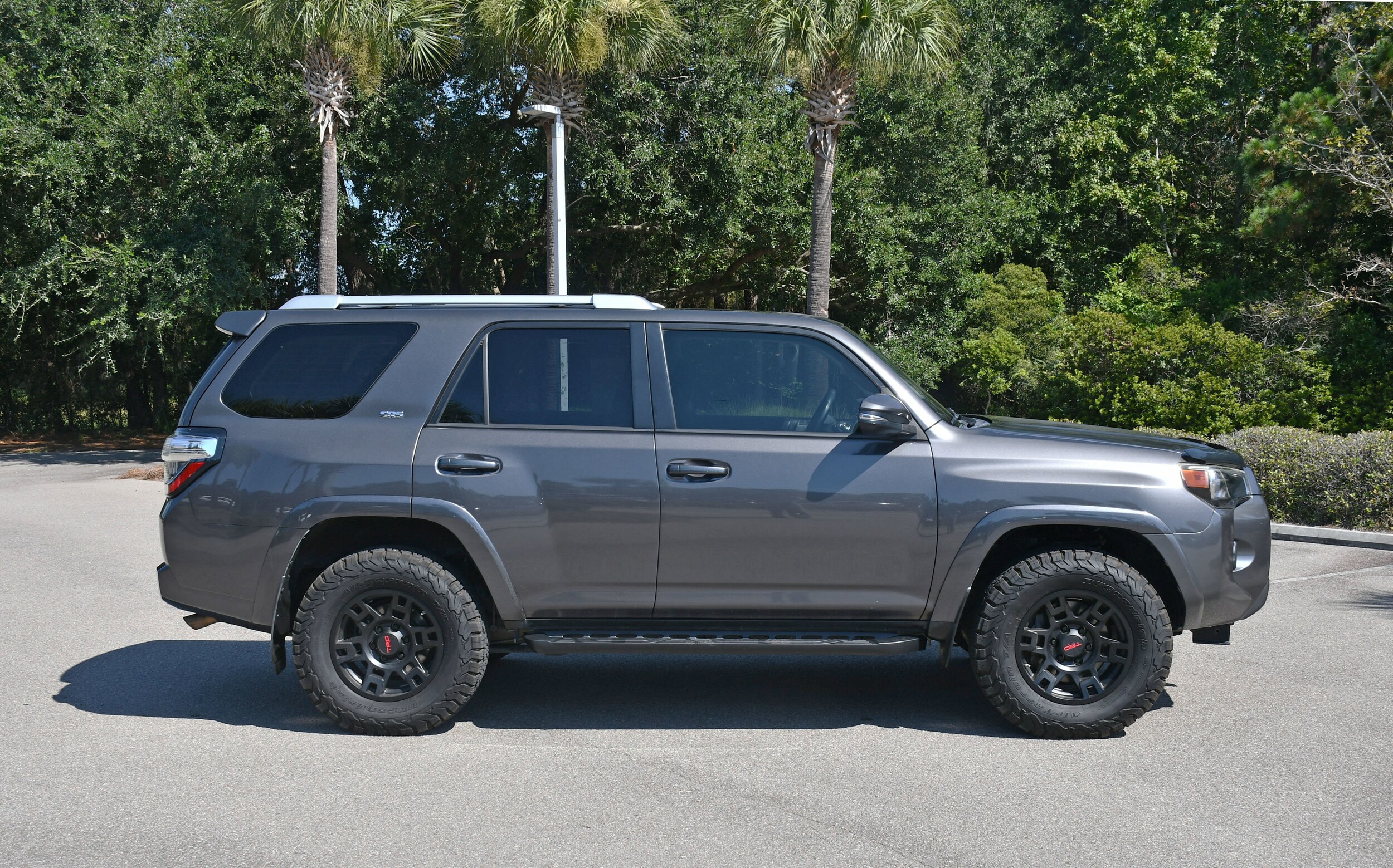 2016 Toyota 4Runner SR5 photo 2