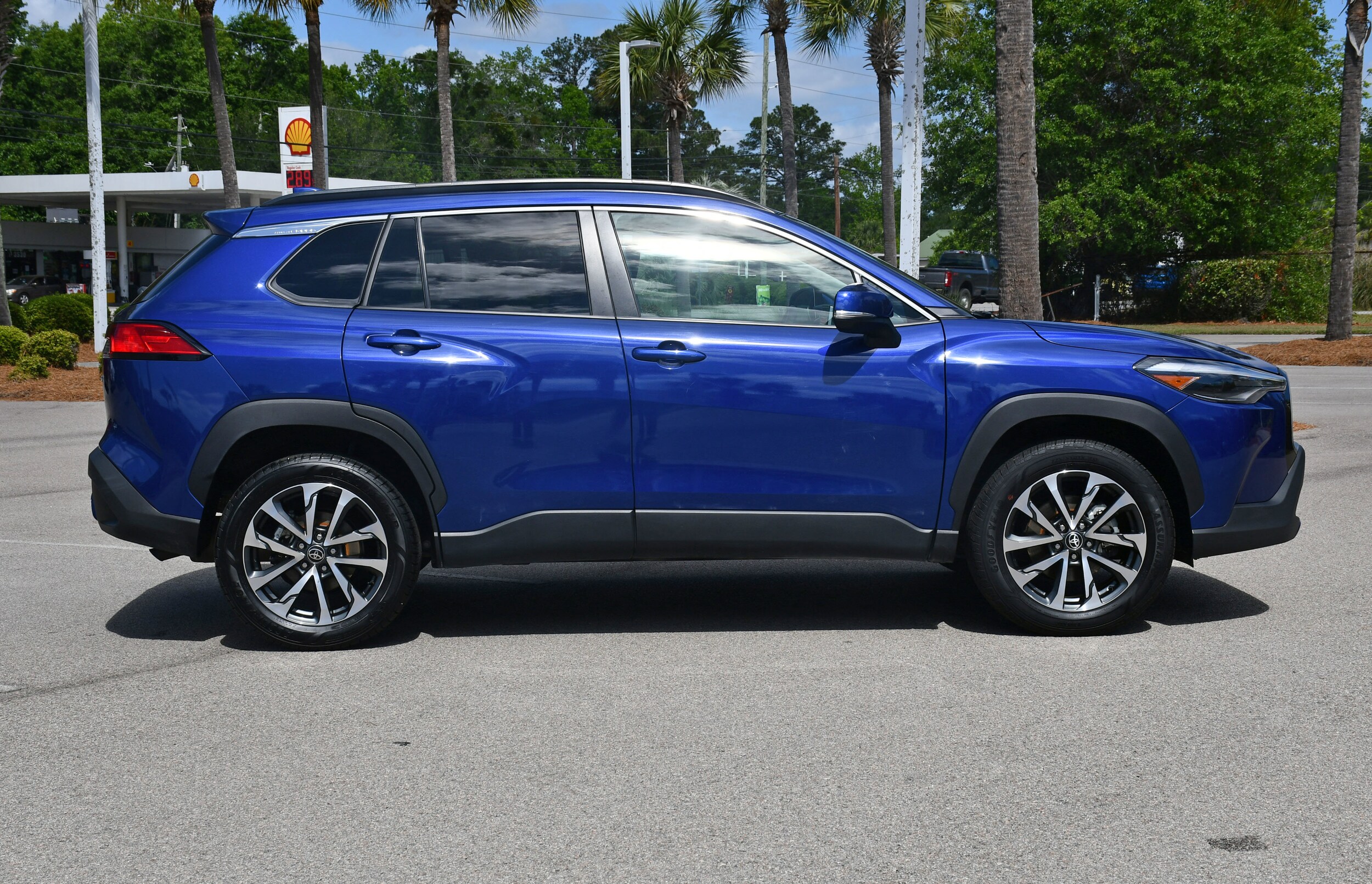 2023 Toyota Corolla Cross XLE photo 2