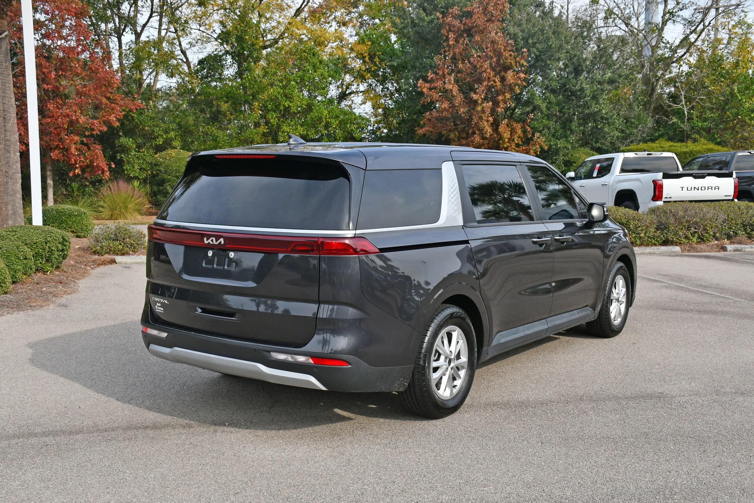 2023 Kia Carnival LX photo 2