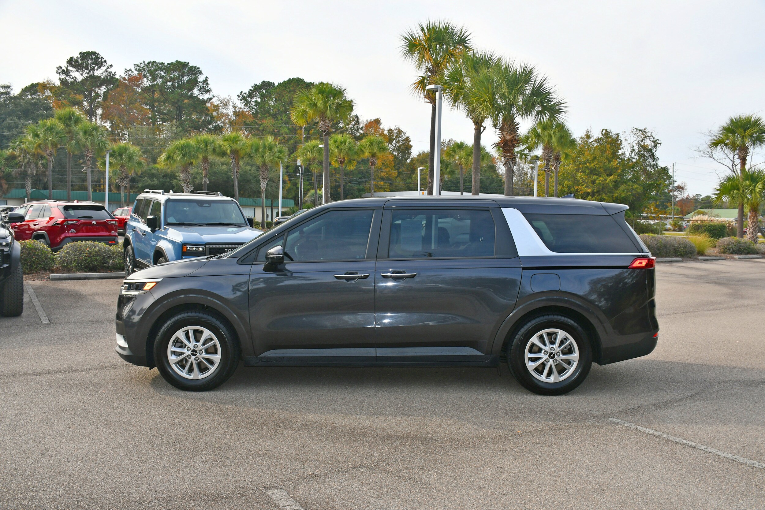 2023 Kia Carnival LX photo 4
