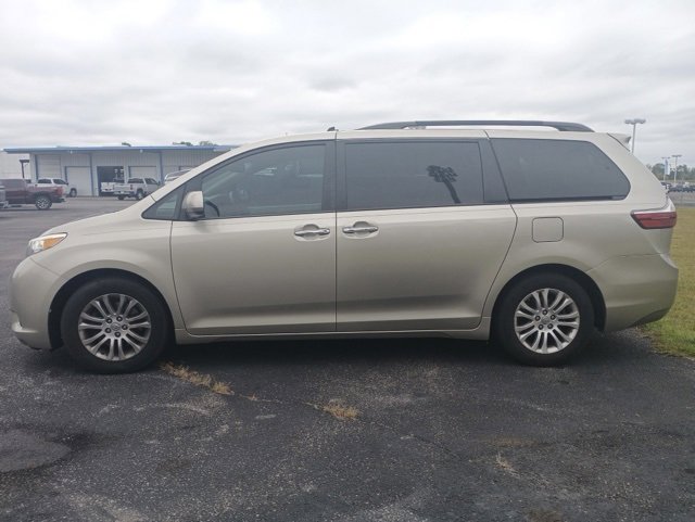 2015 Toyota Sienna XLE photo 3