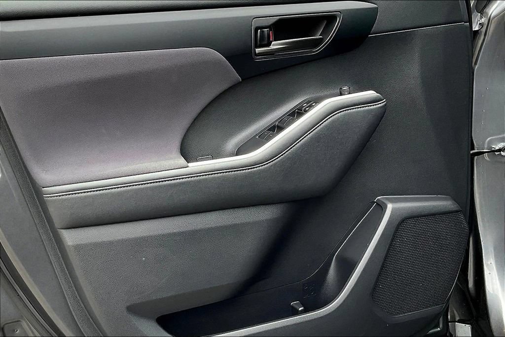 2023 Toyota Highlander L - Photo 22