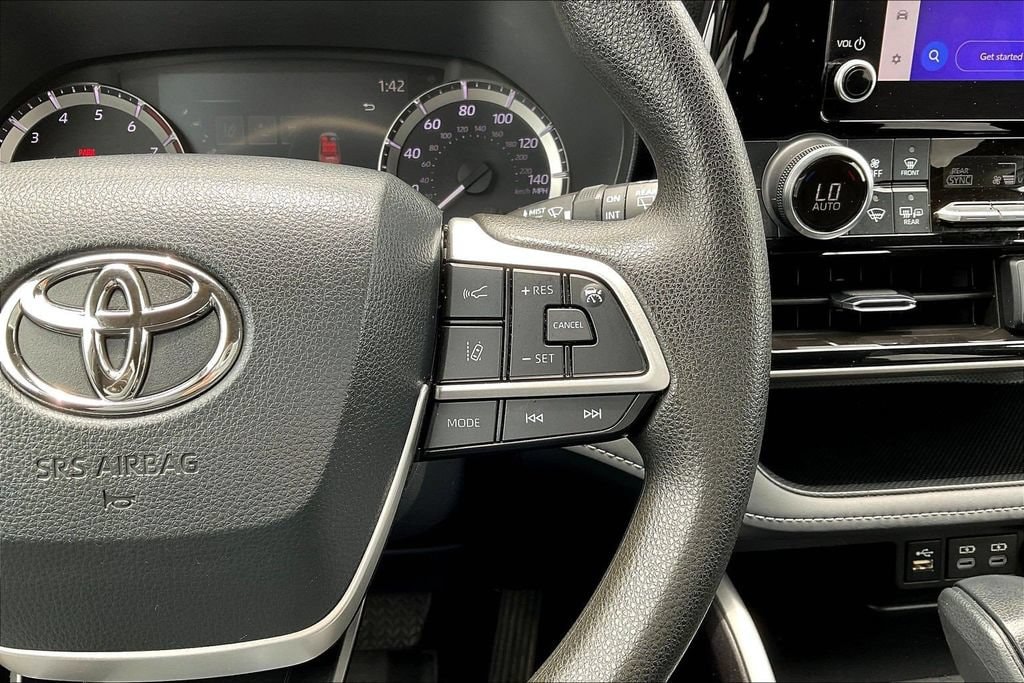 2023 Toyota Highlander L - Photo 14