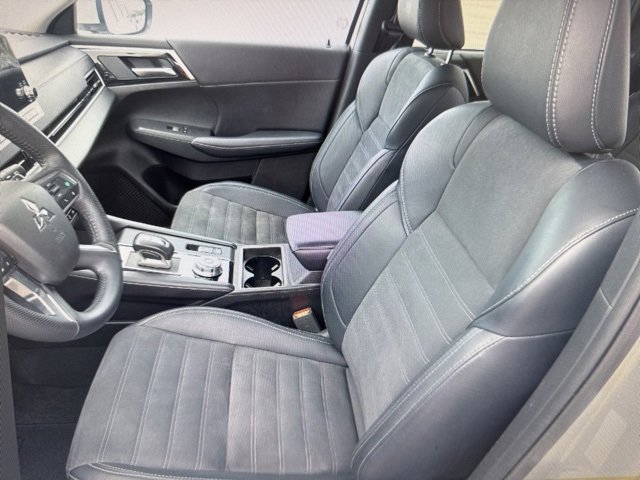 2024 Mitsubishi Outlander SE photo 2