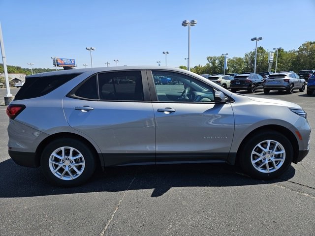 2023 Chevrolet Equinox LS photo 3