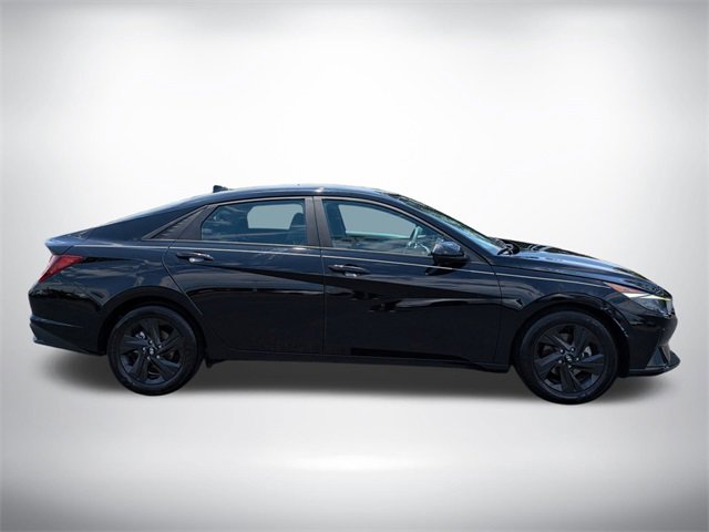 2023 Hyundai Elantra SEL photo 3