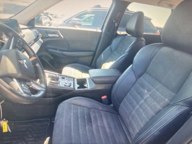 2024 Mitsubishi Outlander SE photo 2