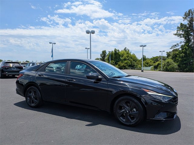 2023 Hyundai Elantra SEL photo 2