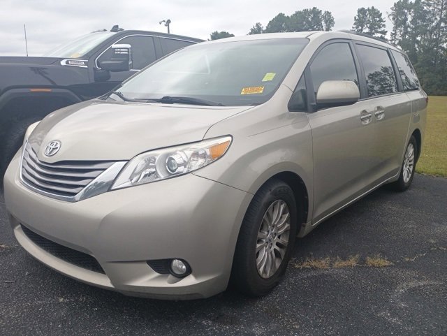2015 Toyota Sienna XLE photo 2