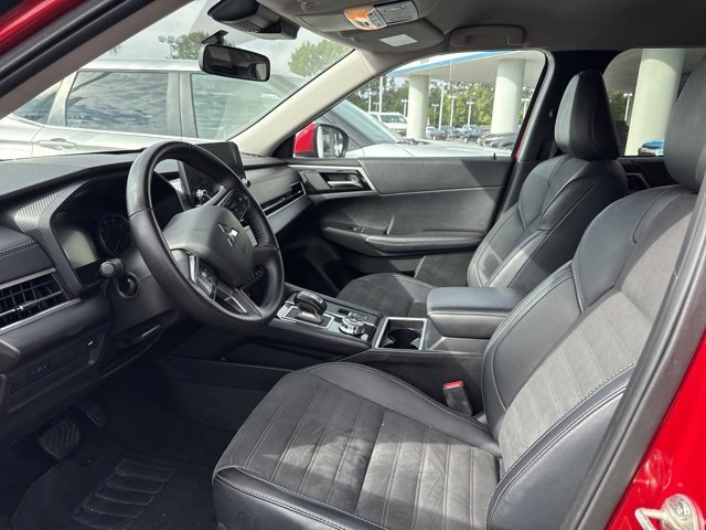 2024 Mitsubishi Outlander SE photo 2