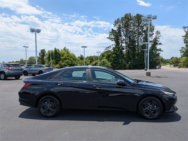 2023 Hyundai Elantra SEL photo 3