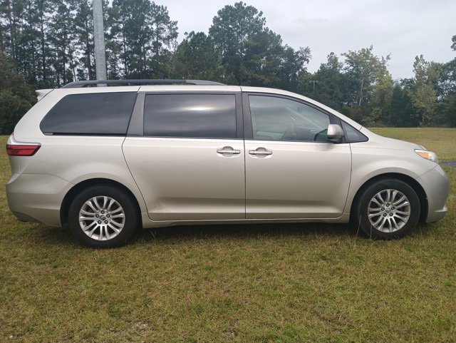 2015 Toyota Sienna XLE photo 4