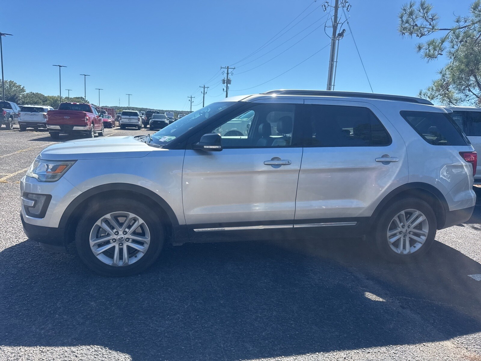 2017 Ford Explorer XLT photo 3