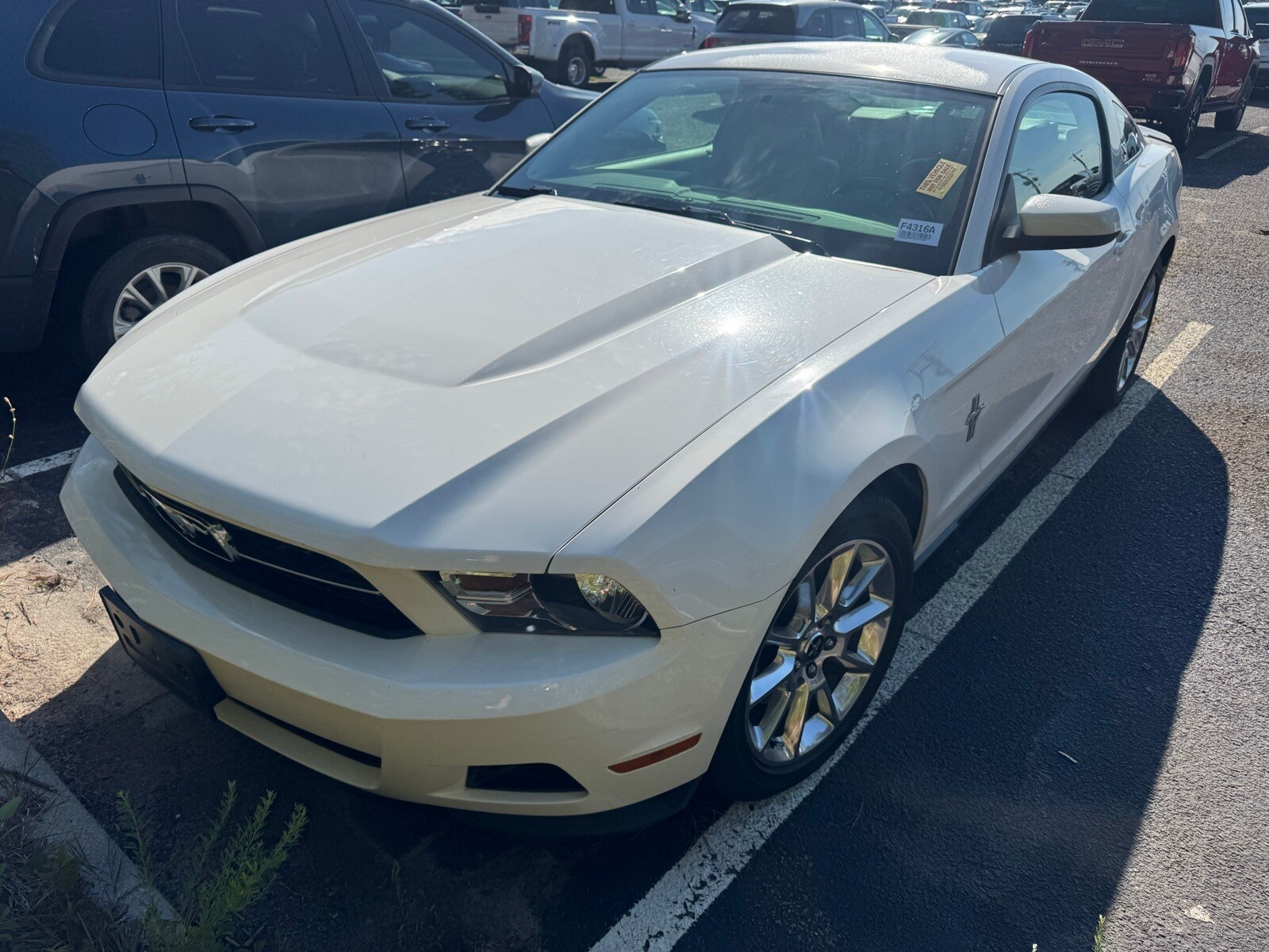 2011 Ford Mustang V6 Premium photo 3