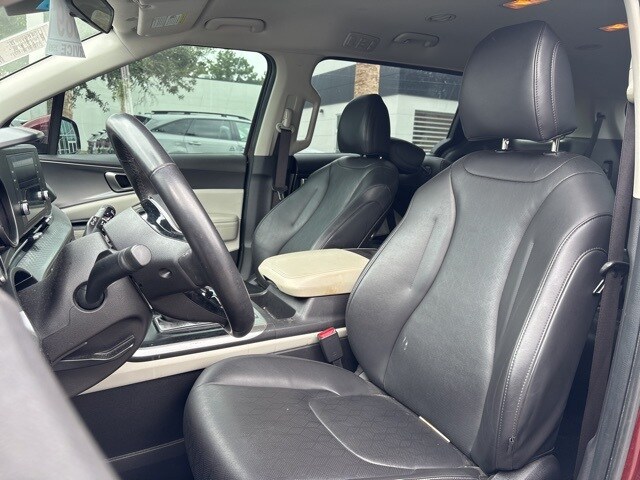 2023 Kia Carnival LX photo 2