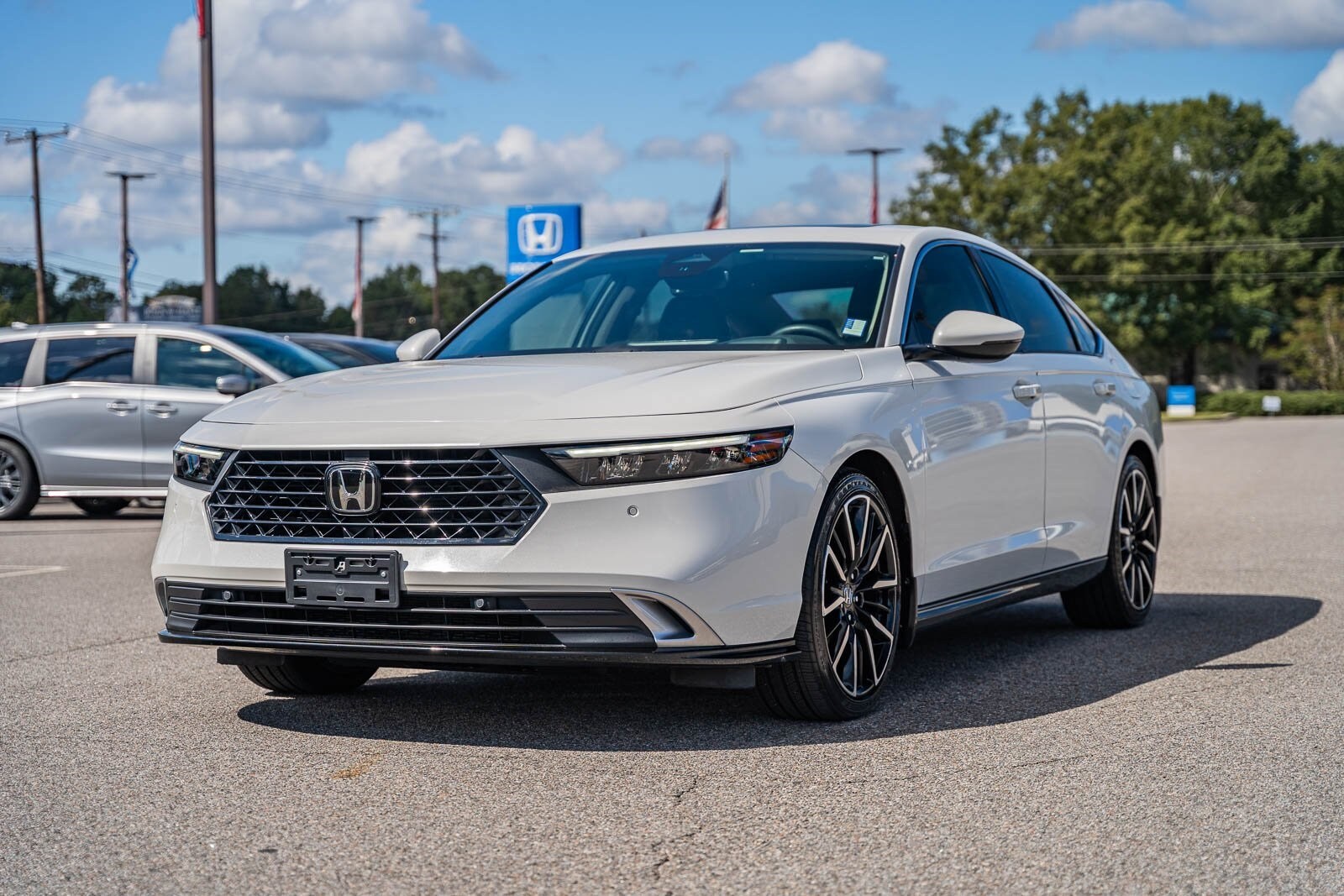 2023 Honda Accord Hybrid Touring photo 3