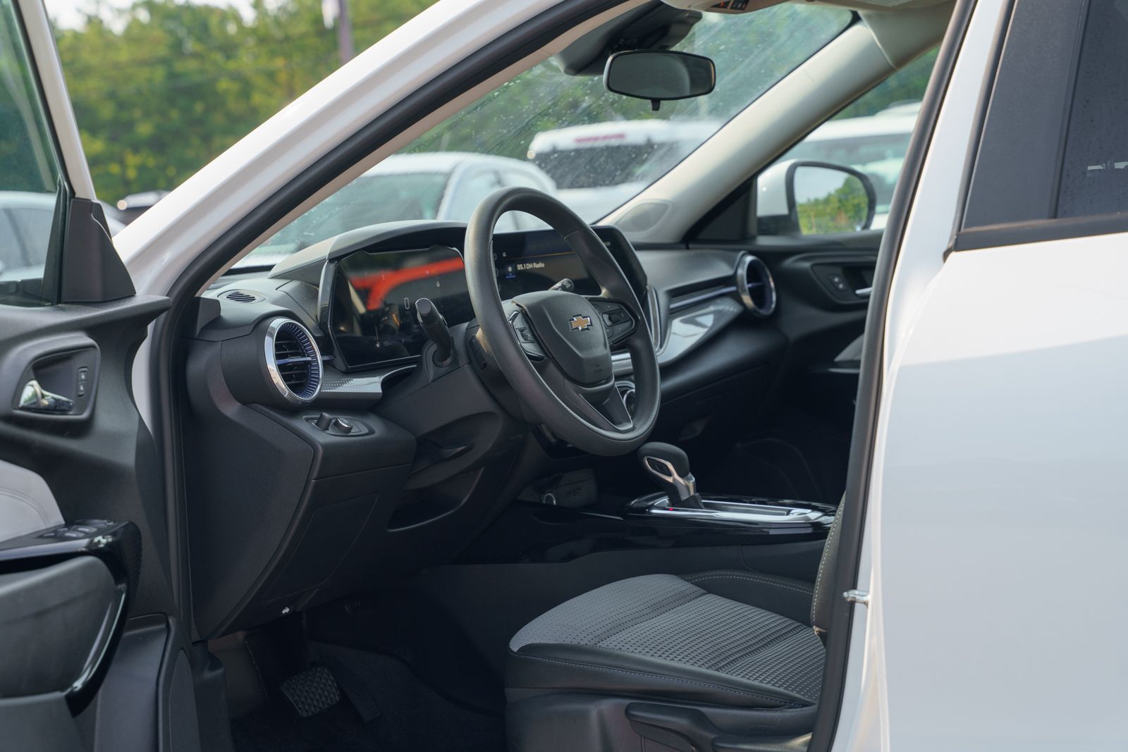 2025 Chevrolet Trax LT - Photo 18