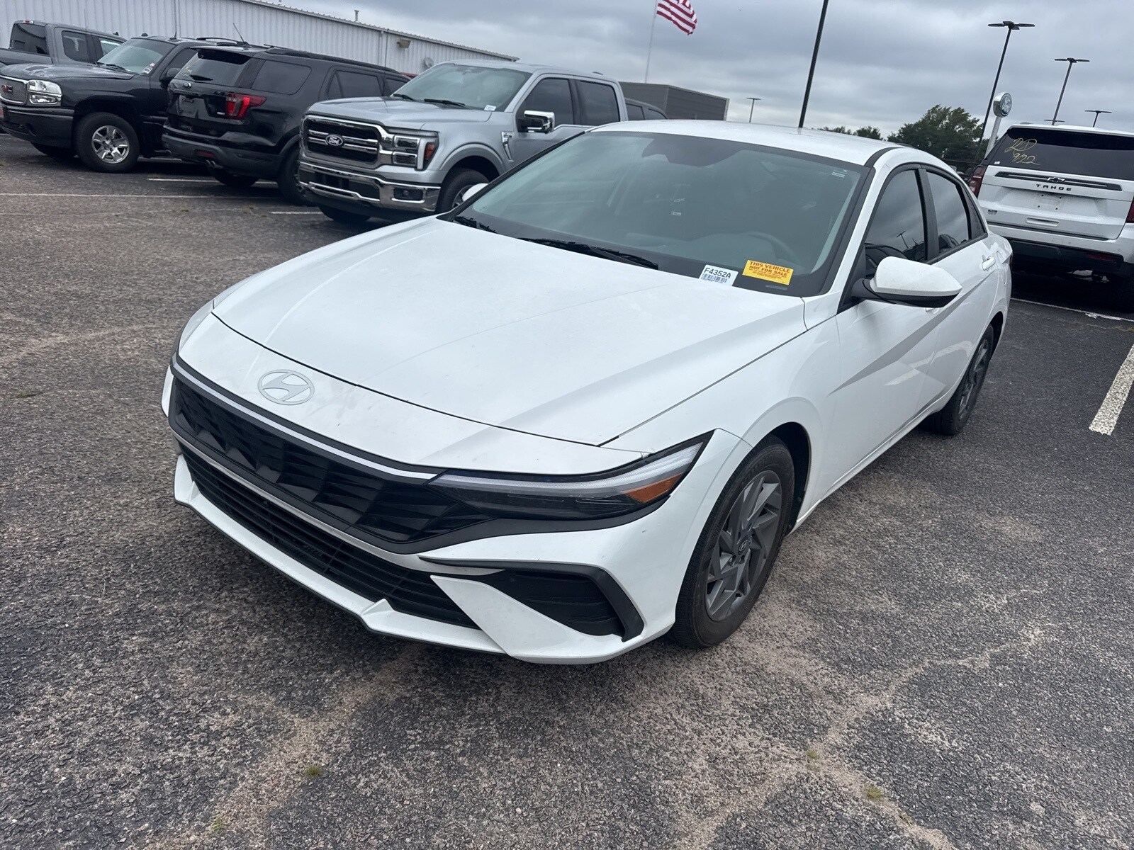 2024 Hyundai Elantra SEL photo 3