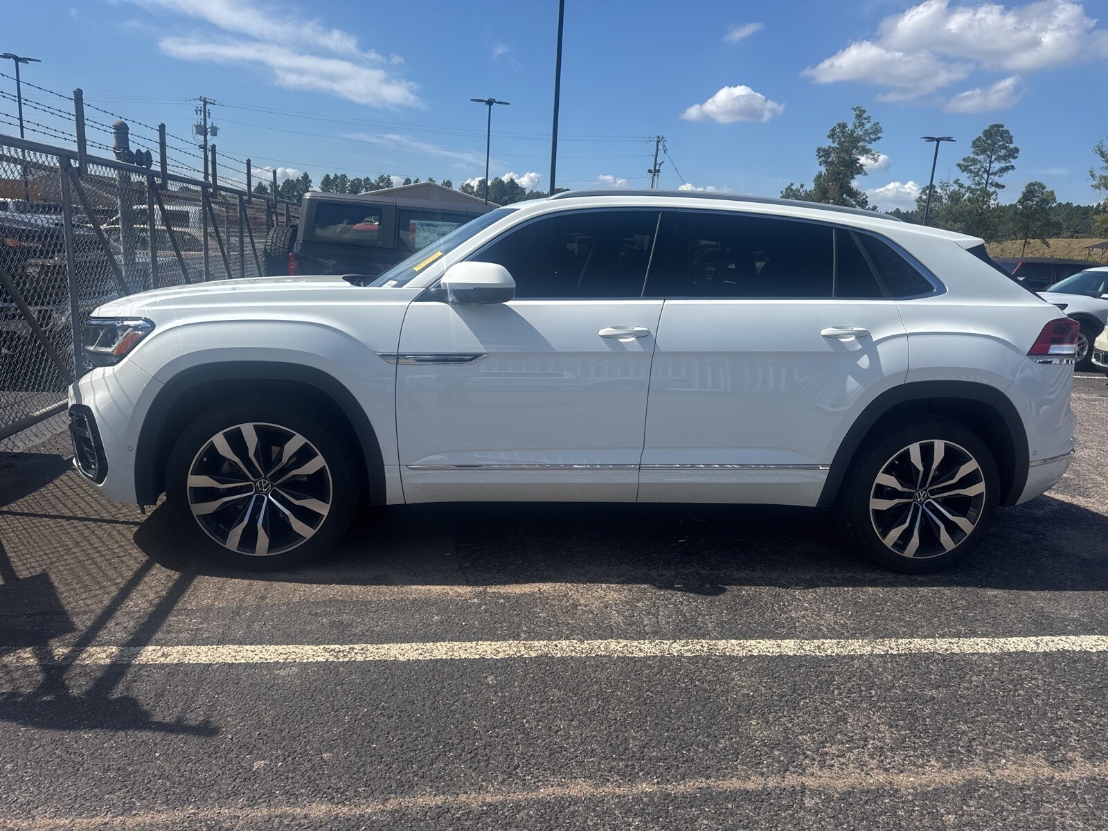 2020 Volkswagen Atlas Cross Sport V6 SEL Premium R-Line photo 3