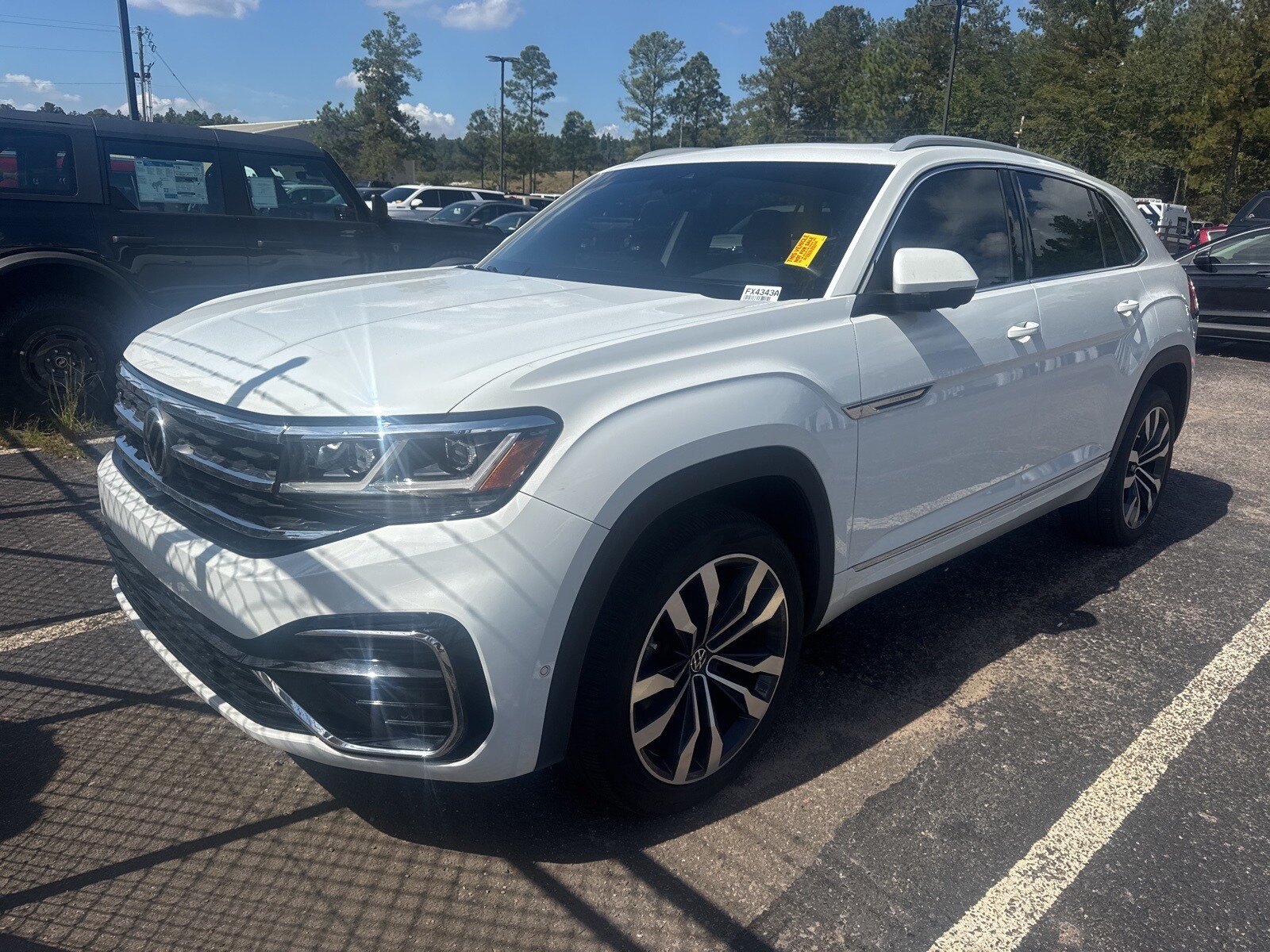 2020 Volkswagen Atlas Cross Sport V6 SEL Premium R-Line photo 2