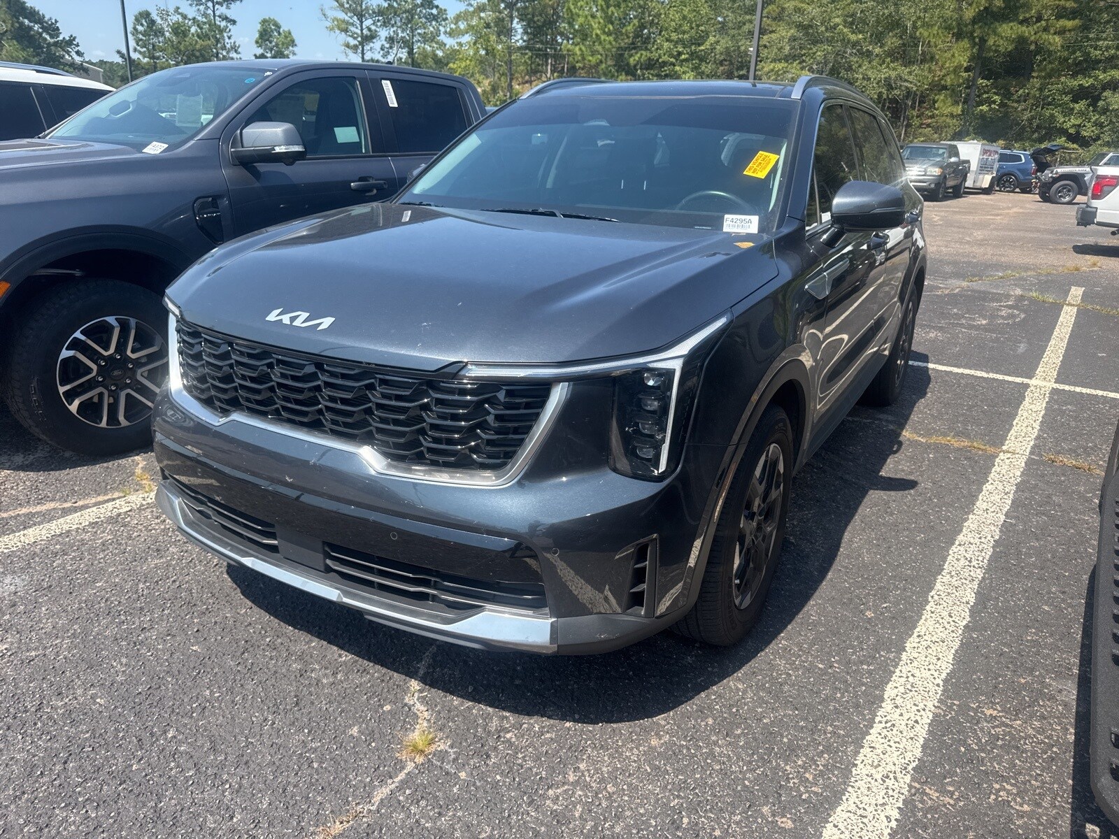 2024 Kia Sorento S photo 2