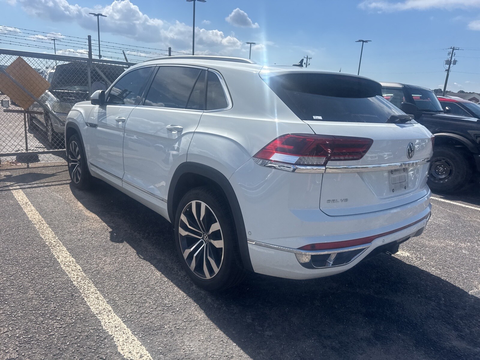 2020 Volkswagen Atlas Cross Sport V6 SEL Premium R-Line photo 4