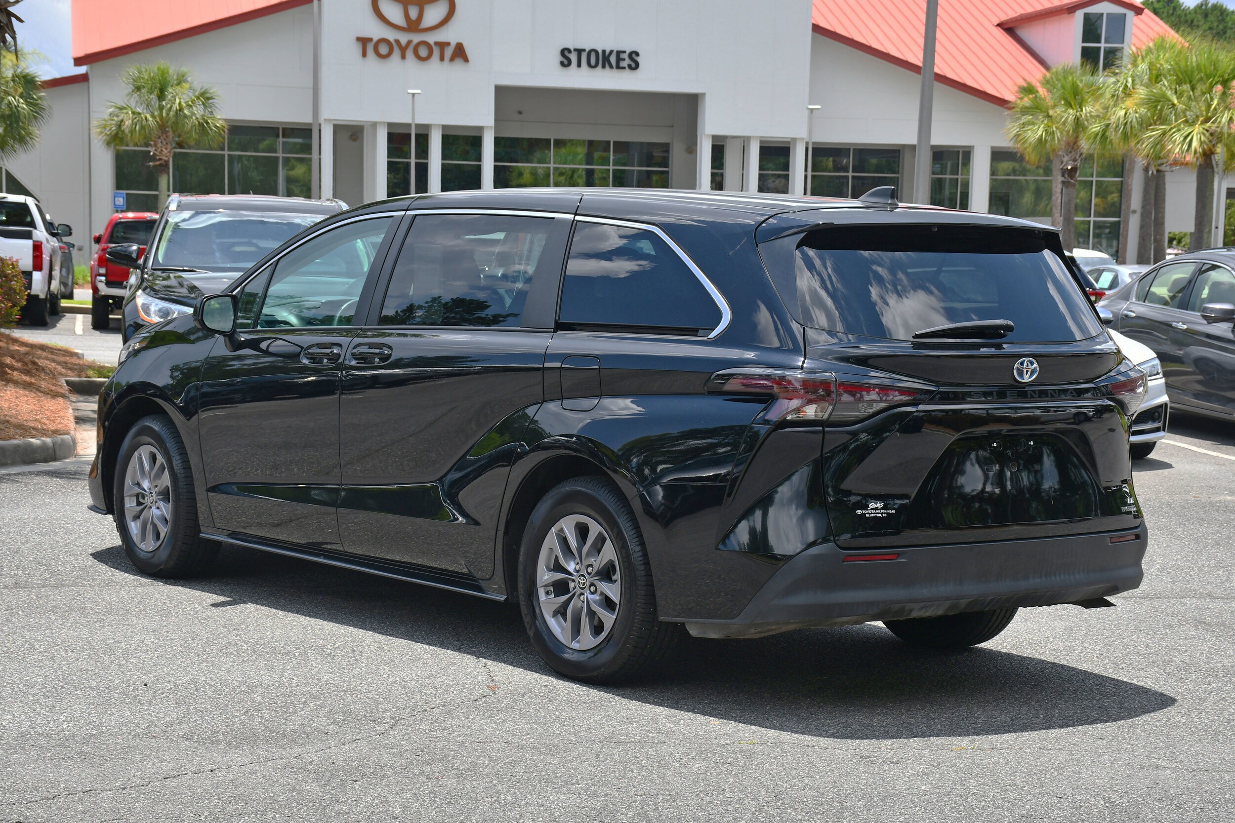 2023 Toyota Sienna LE photo 3