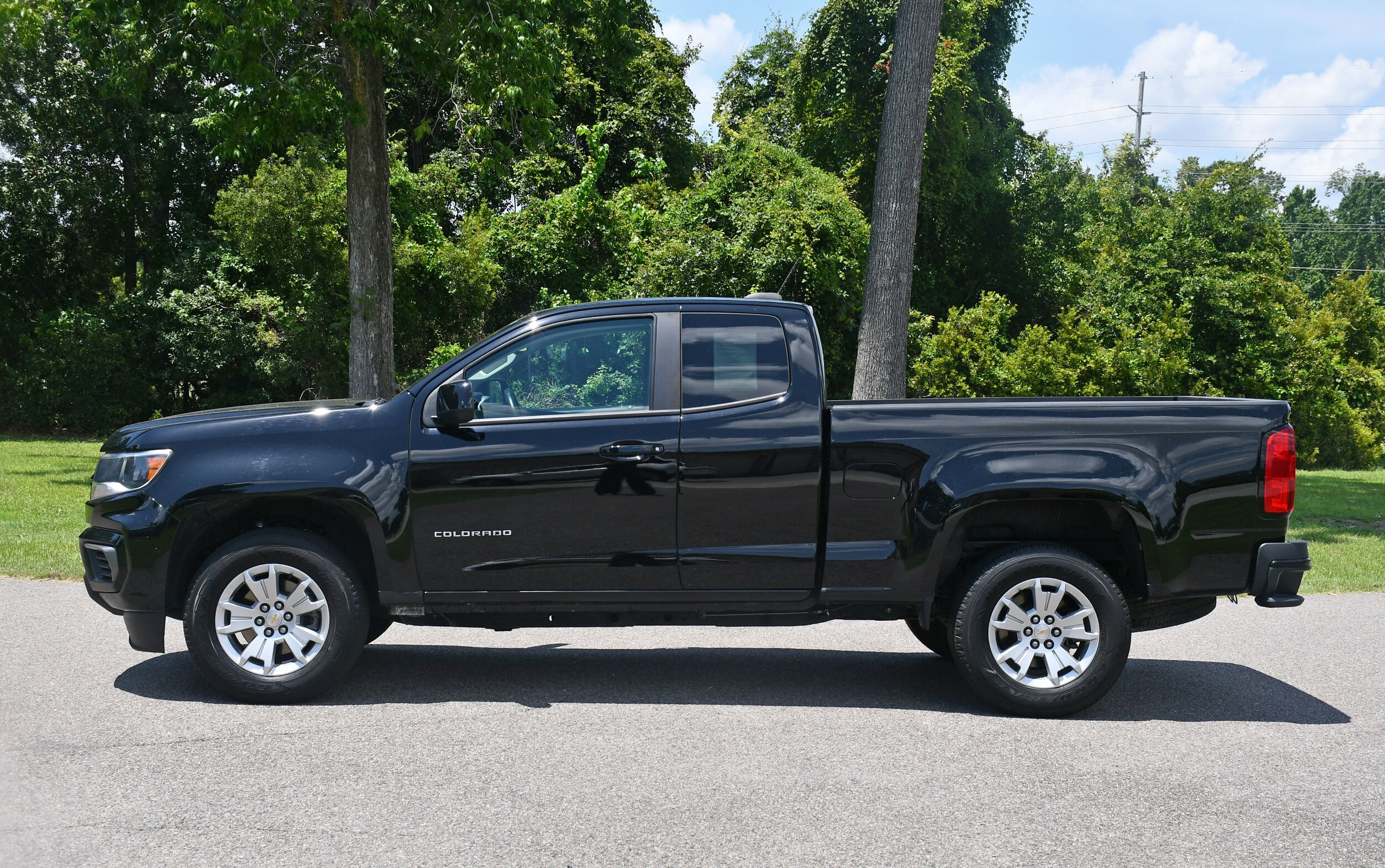 2022 Chevrolet Colorado LT photo 2