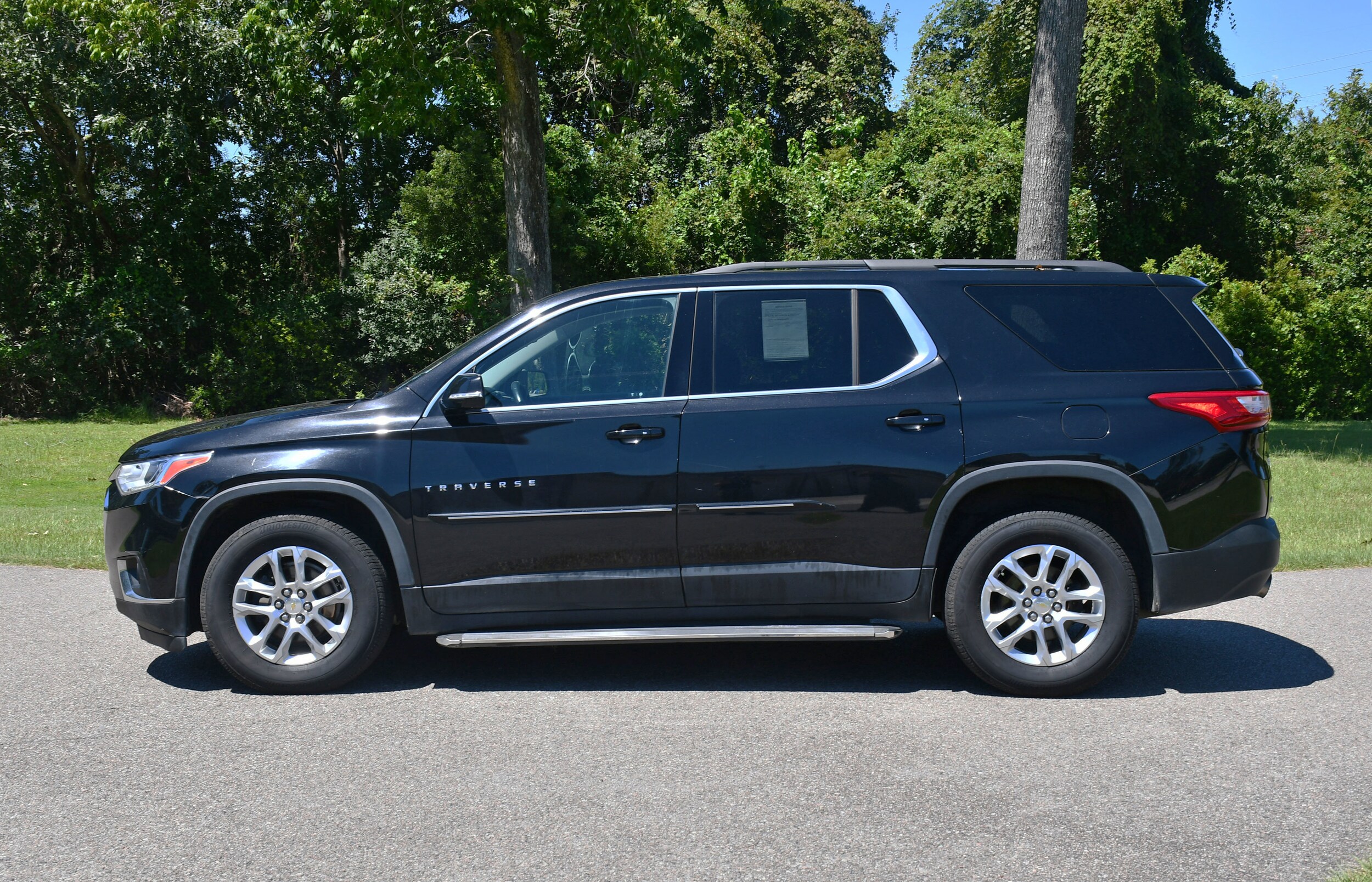 2019 Chevrolet Traverse Cloth 1LT photo 2