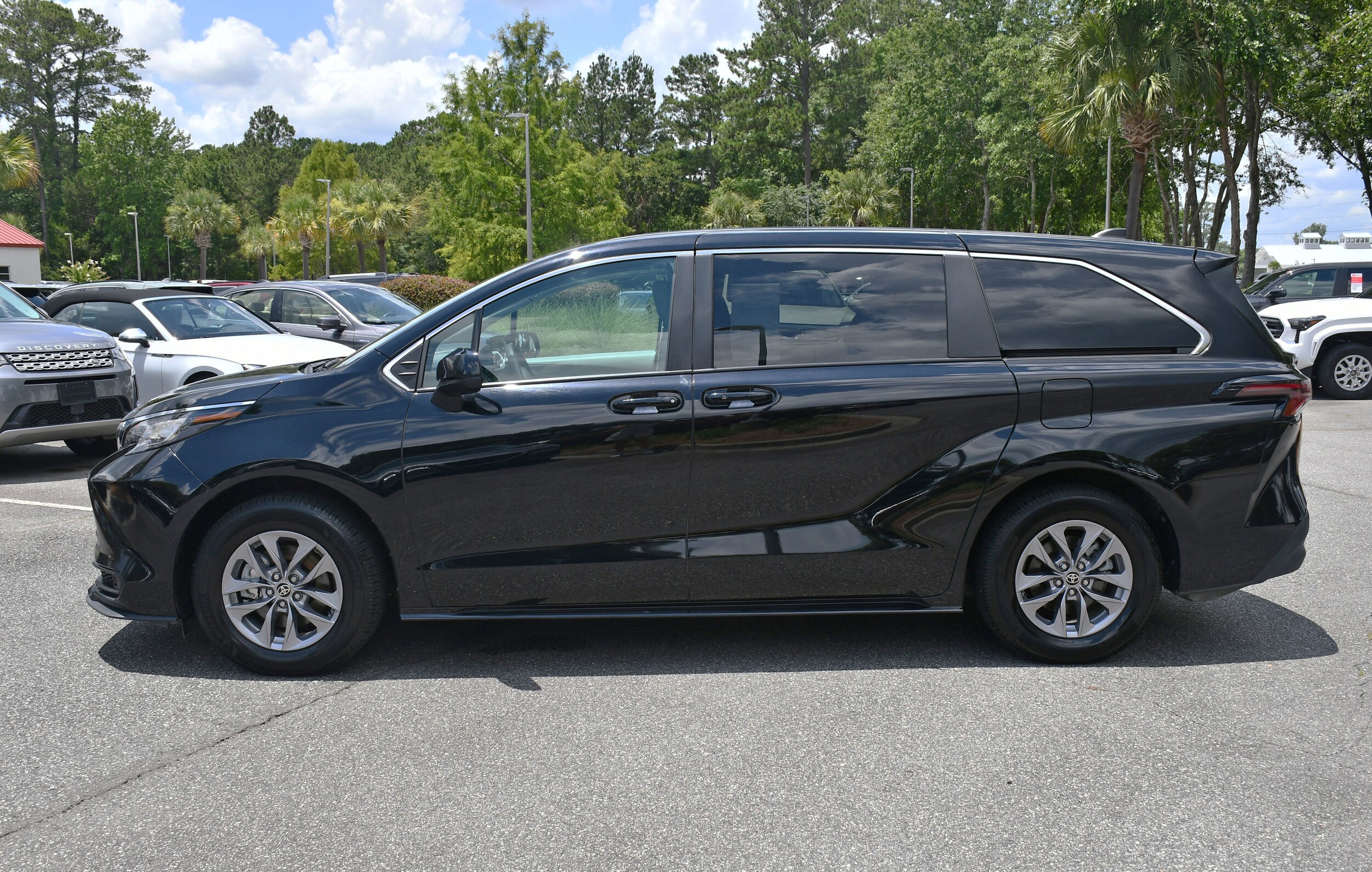 2023 Toyota Sienna LE photo 2